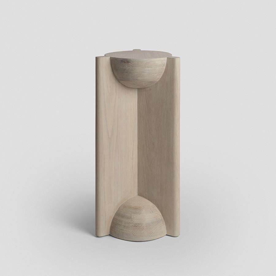 Un'aggiunta scultorea alla collezione BLEO, il BLEO Pedestal di Daniel Couttolenc esplora il gioco di sfere e semisfere, disposte con precisione per creare pezzi funzionali che emanano un'eleganza senza tempo. Ogni elemento è proporzionato secondo