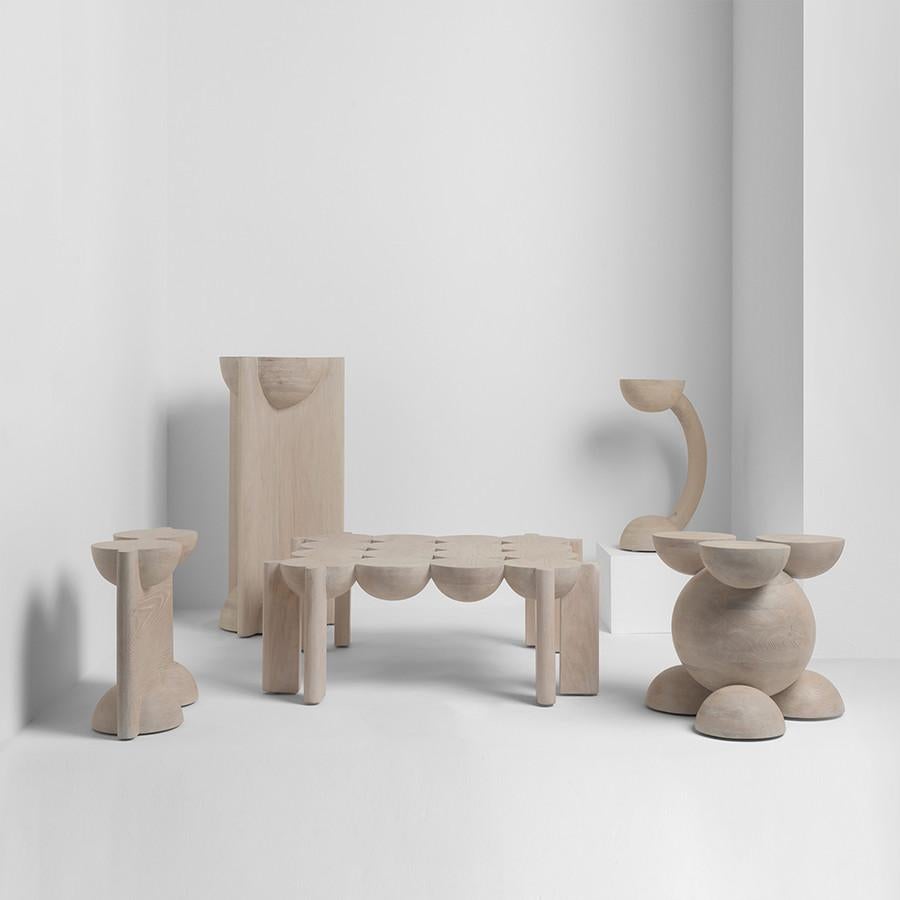 Ce banc de la collection BLEO, conçu par Daniel Couttolenc, est une célébration de la forme et de la géométrie pures. Quatre demi-sphères soigneusement intégrées émergent de sa structure en bois massif, créant une silhouette qui joue avec