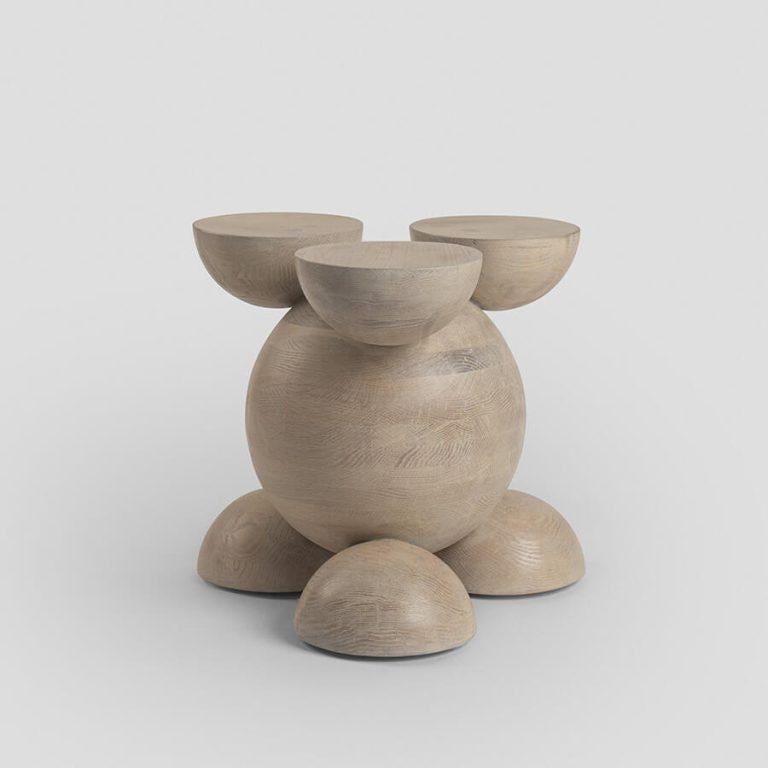 BLEO III continua il linguaggio scultoreo della collezione BLEO, spingendo i confini tra oggetto funzionale e pezzo d'arte. Costruito attraverso una precisa disposizione di sfere ed emisferi, questo sgabello si basa sul rapporto aureo per creare