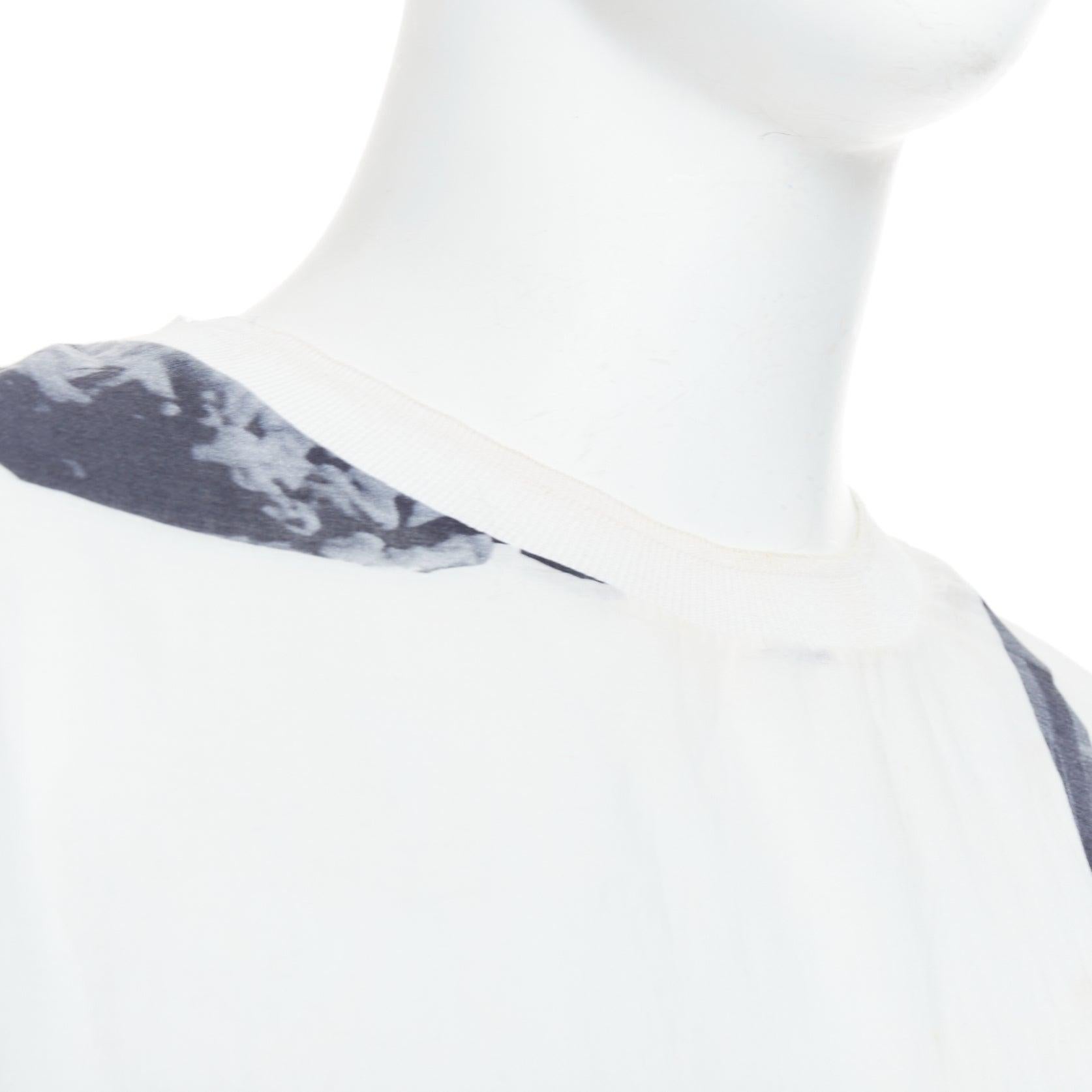 BLESS BERLIN  N31 weiß grau abstrakter Portraitdruck kastenförmiges Top S im Angebot 2
