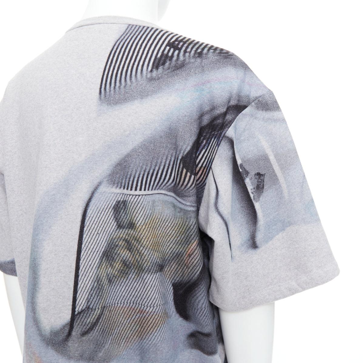 BLESS BERLIN N34 grey portrait photo graphic print cotton terry short pullover S
Reference: PRWU/A00162
Brand: Bless N34
Material: Cotton
Color: Grey
Pattern: Photographic Print
Closure: Pullover
Extra Details: Silver logo embellishment at hem.
Made