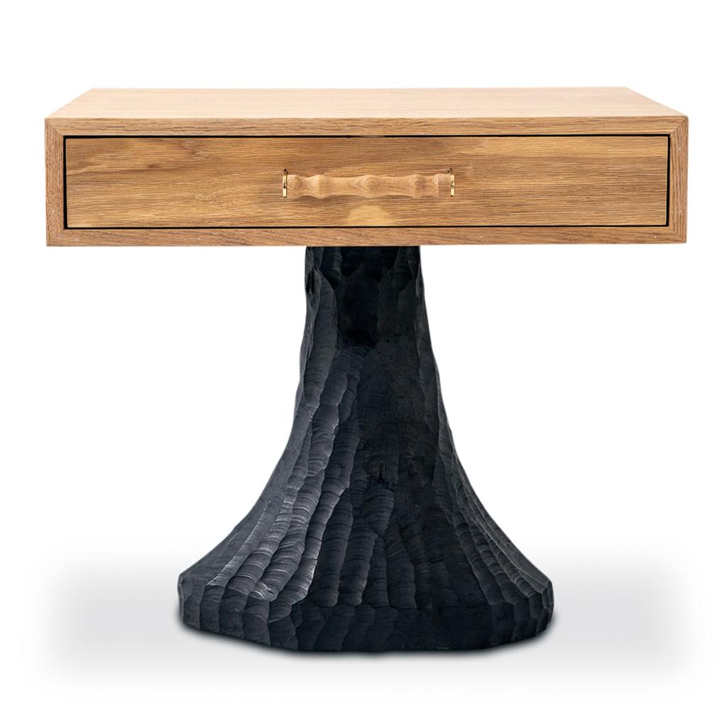 Este pedestal de cabecera forma parte de nuestra colección Bendición.
Blessing es un artista de Zimbabue que llegó a nosotros de la forma más serendípica: vino a Sudáfrica en busca de mejores oportunidades, donde le descubrimos tallando los ángeles
