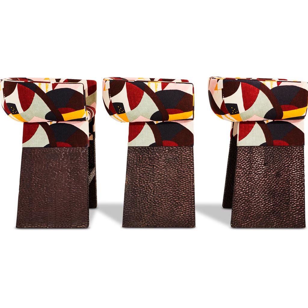 Blessing Moderner handziselierter gepolsterter Barhocker aus ebonisierter Eiche von Egg Designs im Angebot 6