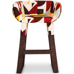 Taburete de bar moderno Blessing de roble ebonizado cincelado a mano by Egg Designs