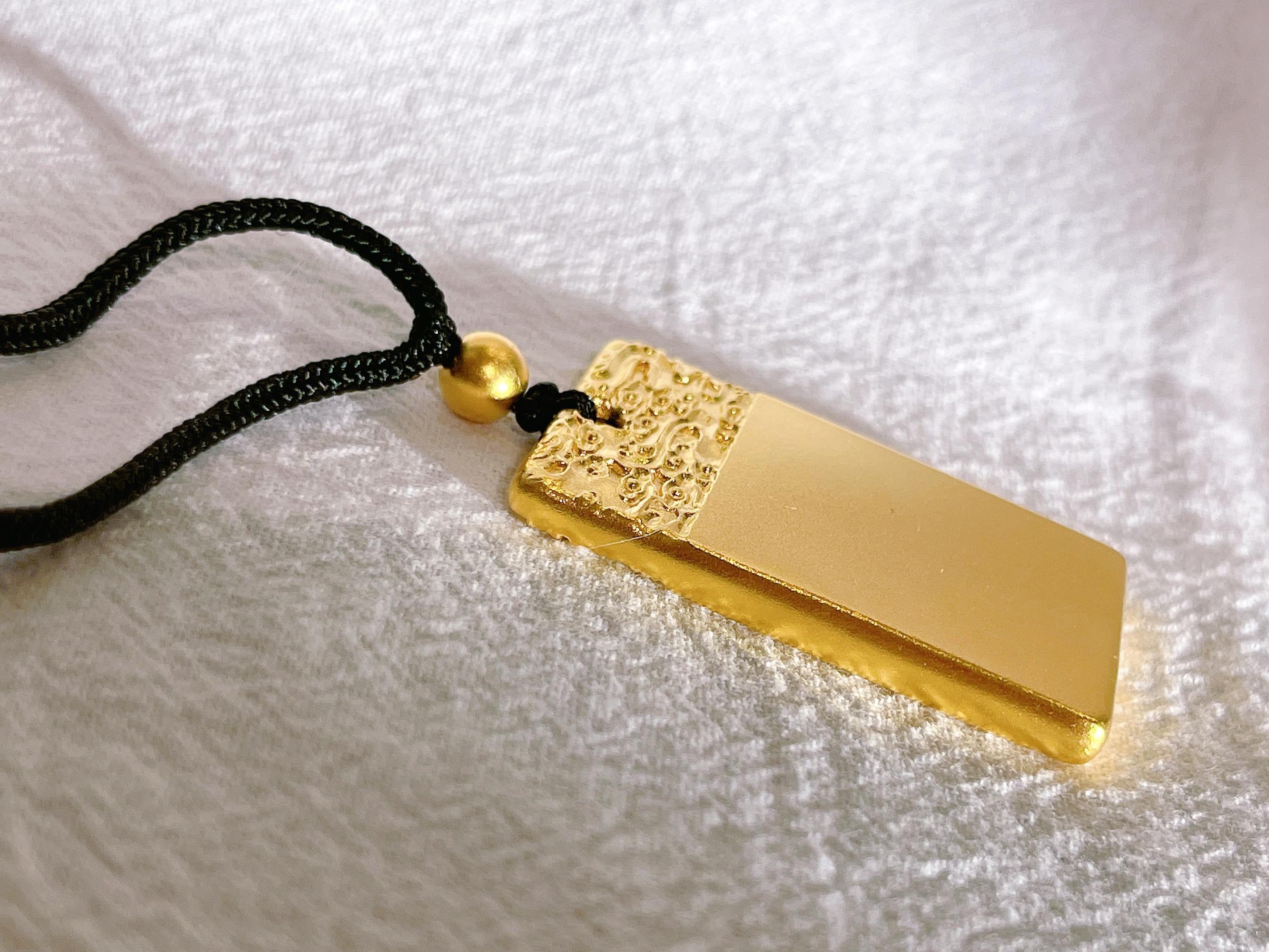 Collar Placa de Bendición en Oro Amarillo de 24 Kilates Contemporáneo en venta