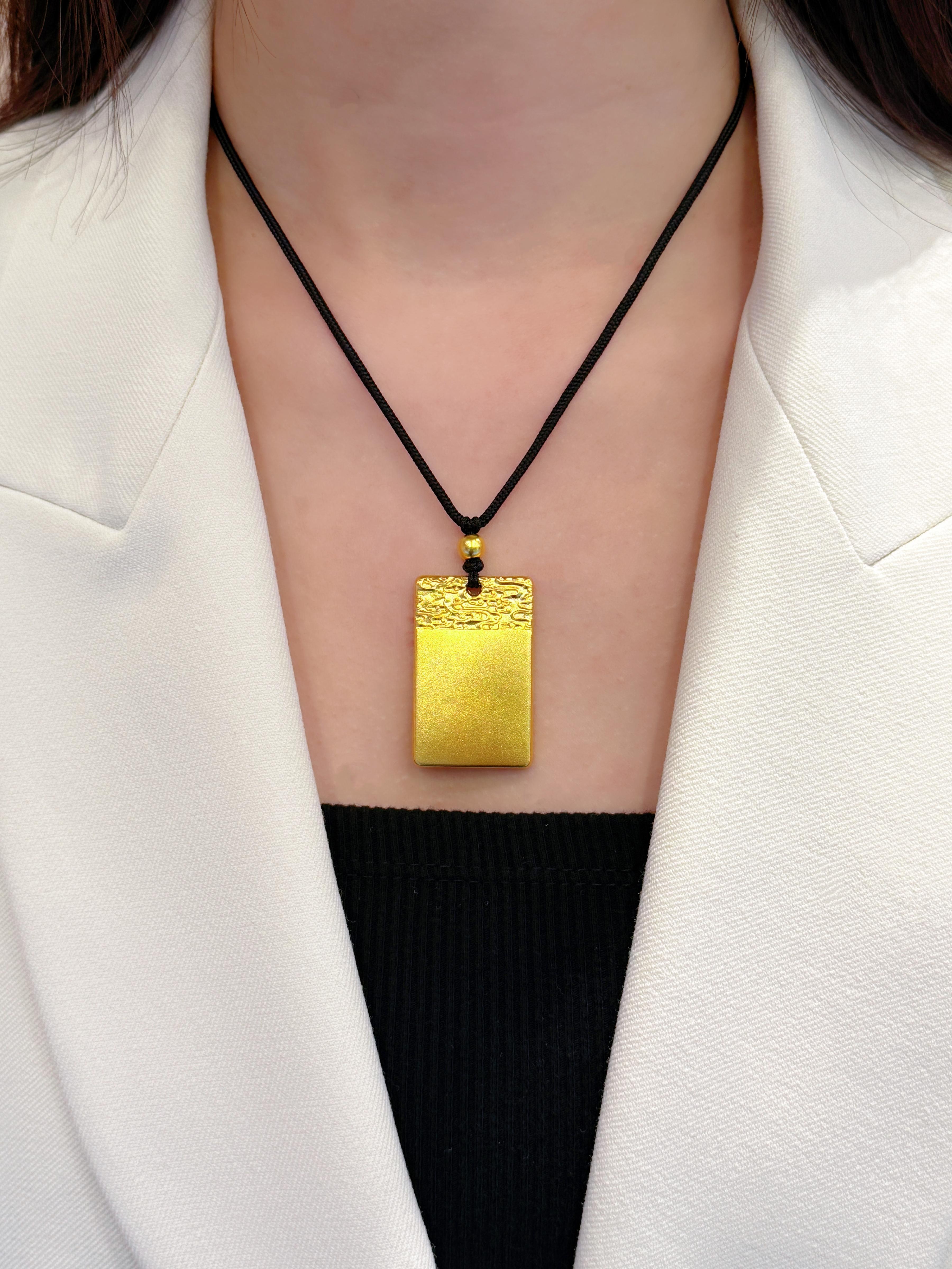 Femenino o masculino Collar Placa de Bendición en Oro Amarillo de 24 Kilates en venta