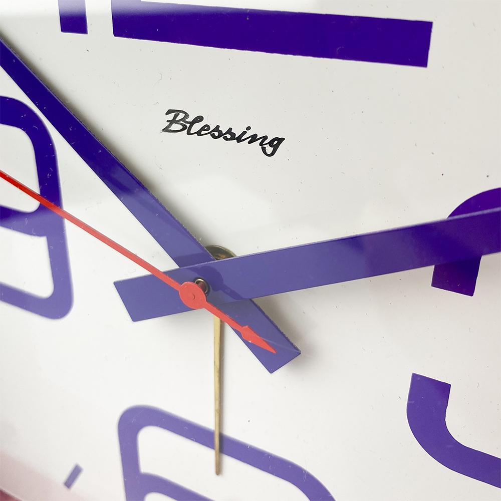Réveil Blessing XXL, 1970

Grande montre avec boîtier en plastique rose et cadran blanc avec chiffres et aiguilles violets.

Fonctionnement correct, vérifié par un horloger.

La boîte en plastique présente quelques marques, la plus grave étant