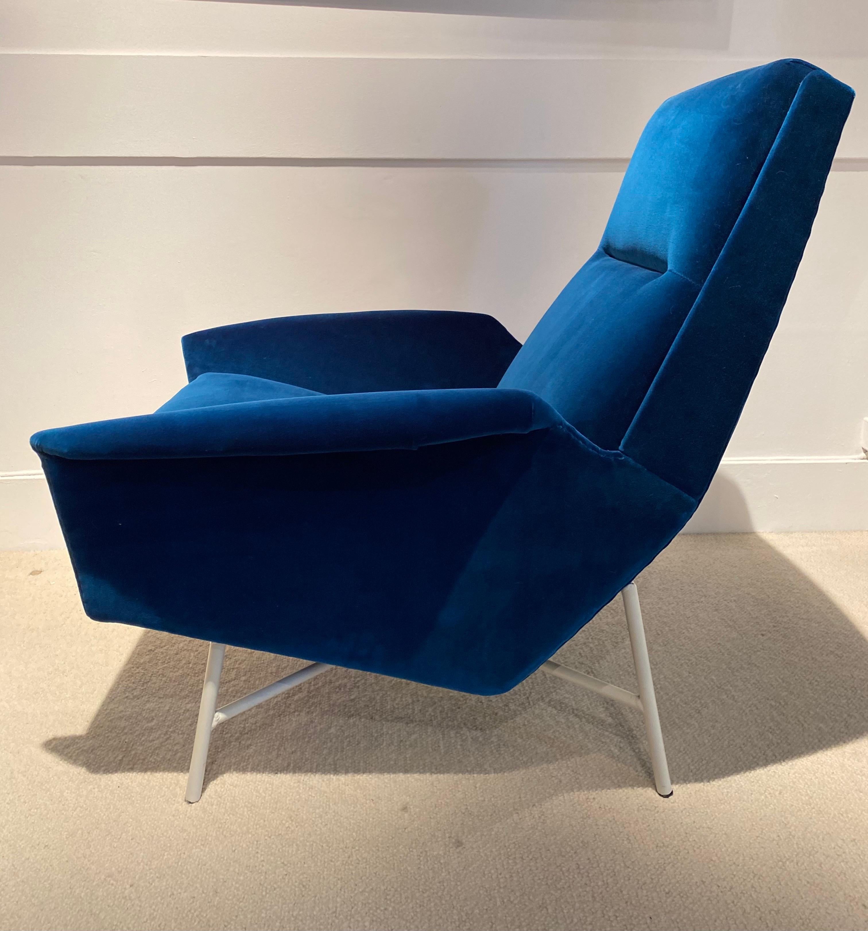 Bleu Velvet armchair with white lacquered feet designed by Claude Delor
France 1960
Perfect condition.
 