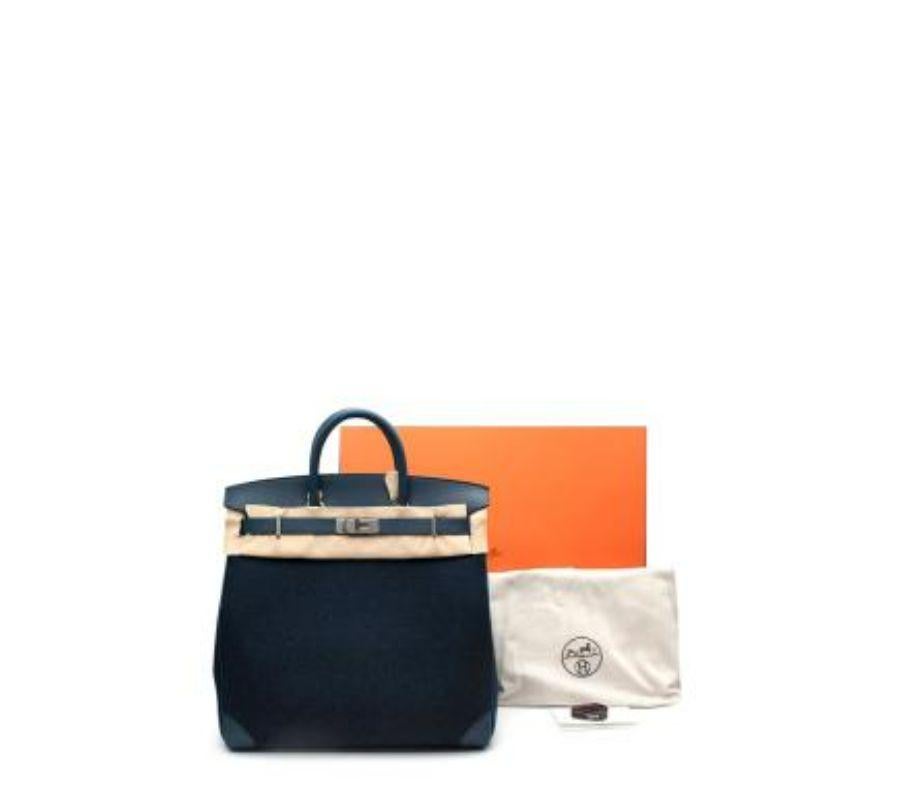 Hermes Birkin 40 HAC Bleu Nuit Todoo Feutre / Bleu de Malte Borsa Palladium
 
 Borsa Hermes HAC 40 in lana blu Nuit Todoo Feutre e pelle blu de Malte Evercolor.
 
  Questa borsa Hac di Hermes è impreziosita da un'elegante minuteria in palladio.
