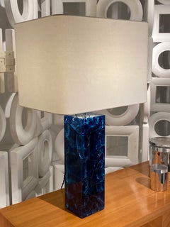 Lampe en résine bleue de Marie Claude De Fauquieres
