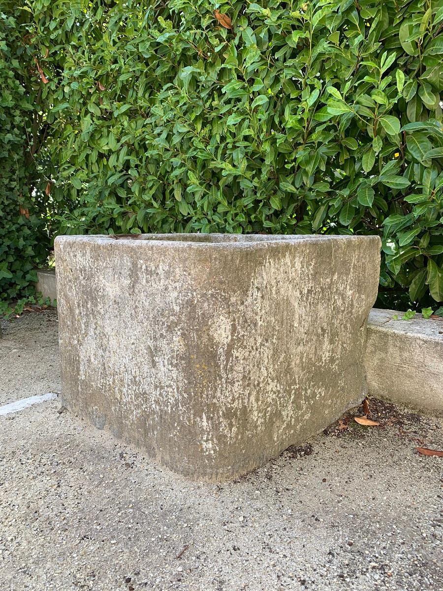 Bleu Stone Planter In Good Condition For Sale In Vosselaar, BE