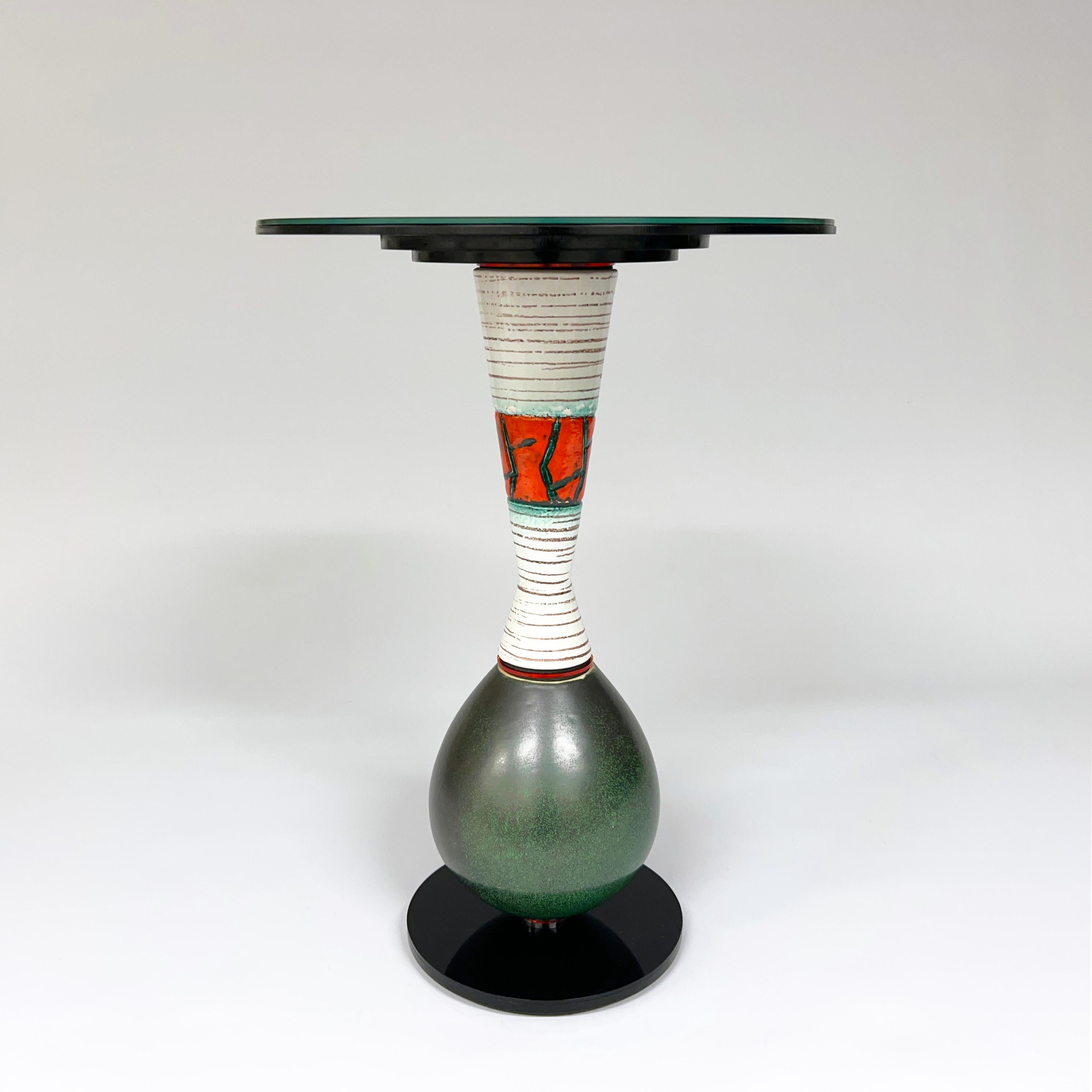 Il designer e artista Andreas Berlin ha creato una collezione di tavolini straordinari. Questi tavoli sono sculture e tavoli di alta gamma utili per l'upcycling. I vasi trovati nei negozi di antiquariato hanno una nuova vita come segmento di una
