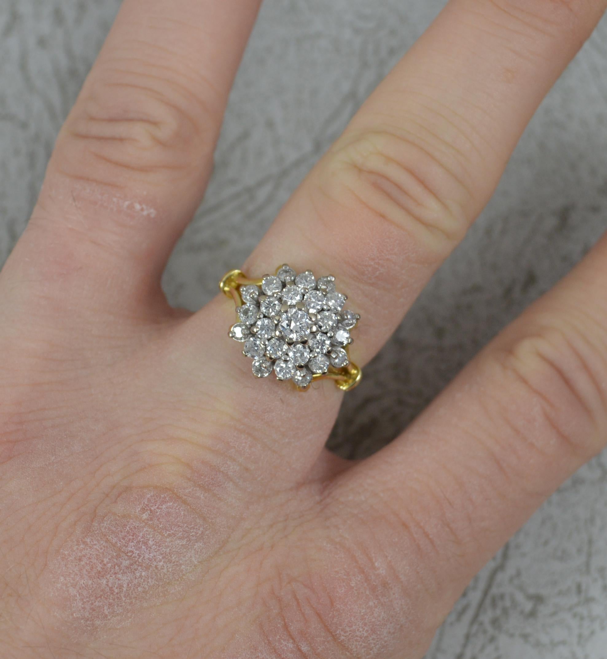 Ein großer Ring mit einem natürlichen Diamantencluster.
Massiver Schaft aus 18 Karat Gelbgold und Kopffassung aus Weißgold.
Mit vielen natürlichen runden Diamanten im Brillantschliff besetzt, insgesamt ein ganzes Karat. Sauber, hell und