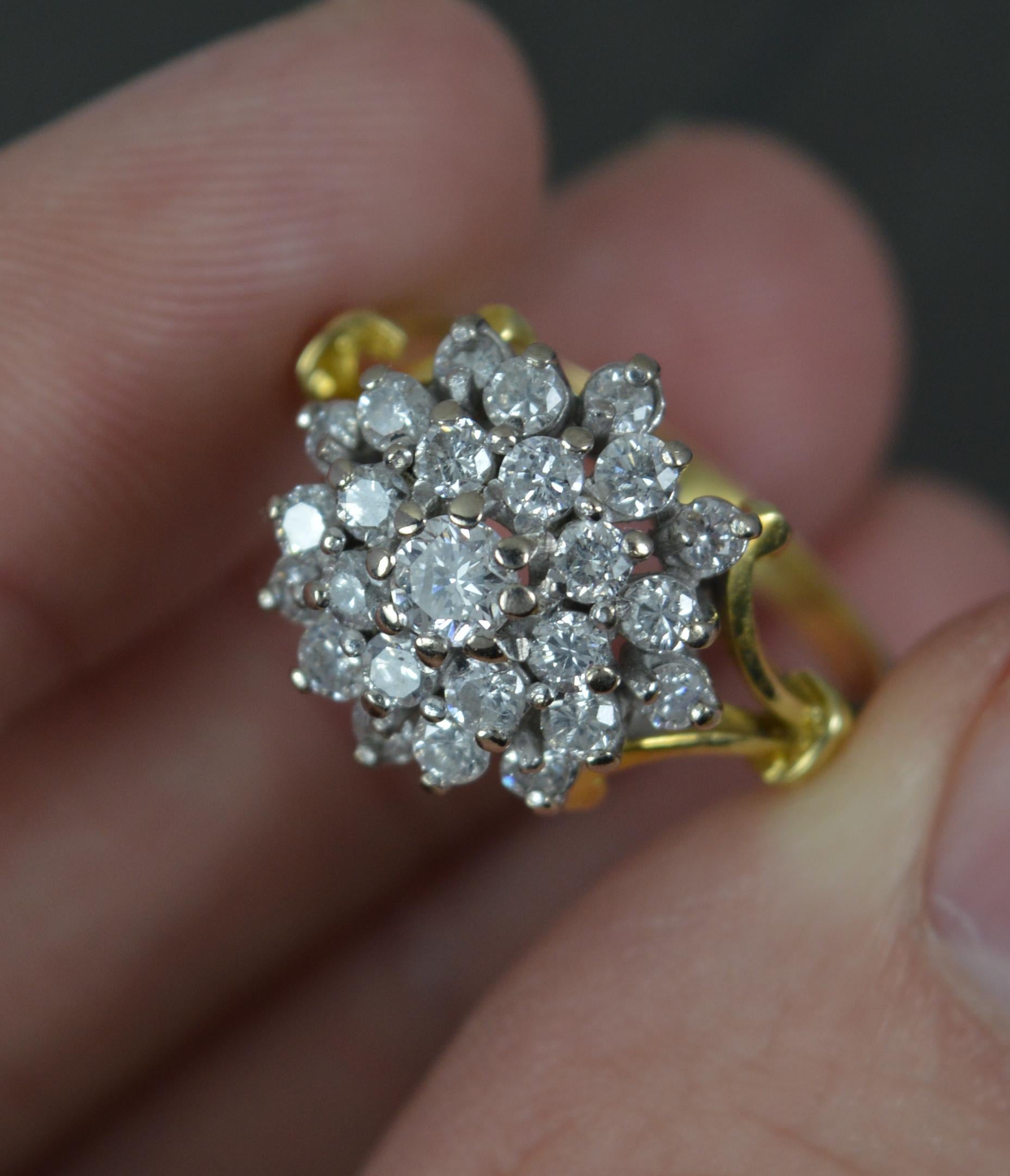 Bling 1,00 Karat Diamant und 18 Karat Gelbgold Cluster-Ring im Angebot 1