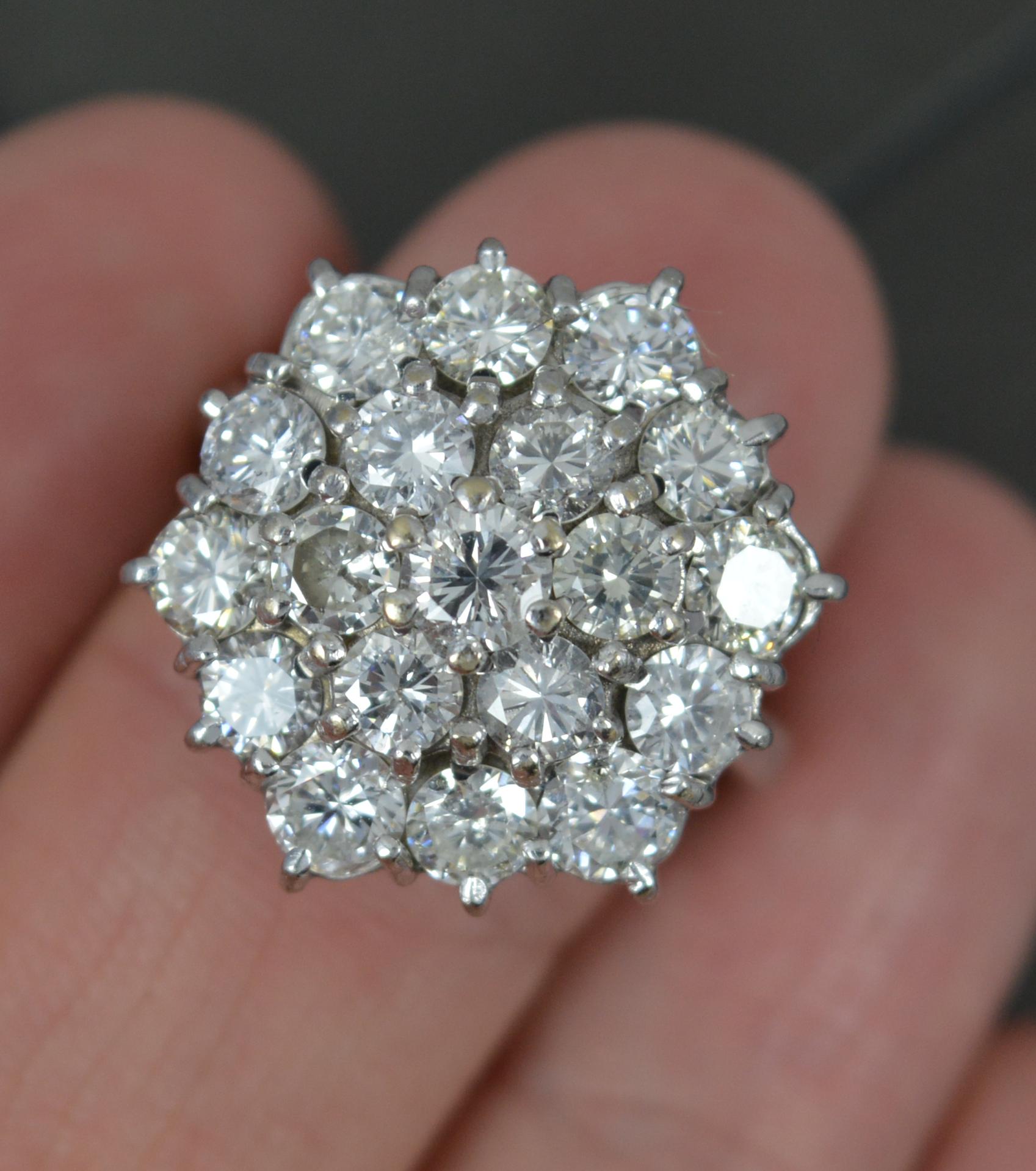 Cocktailring mit 3,25 Karat Diamant und 18 Karat Weißgold-Cluster mit Bling-Diamant im Zustand „Gut“ im Angebot in St Helens, GB