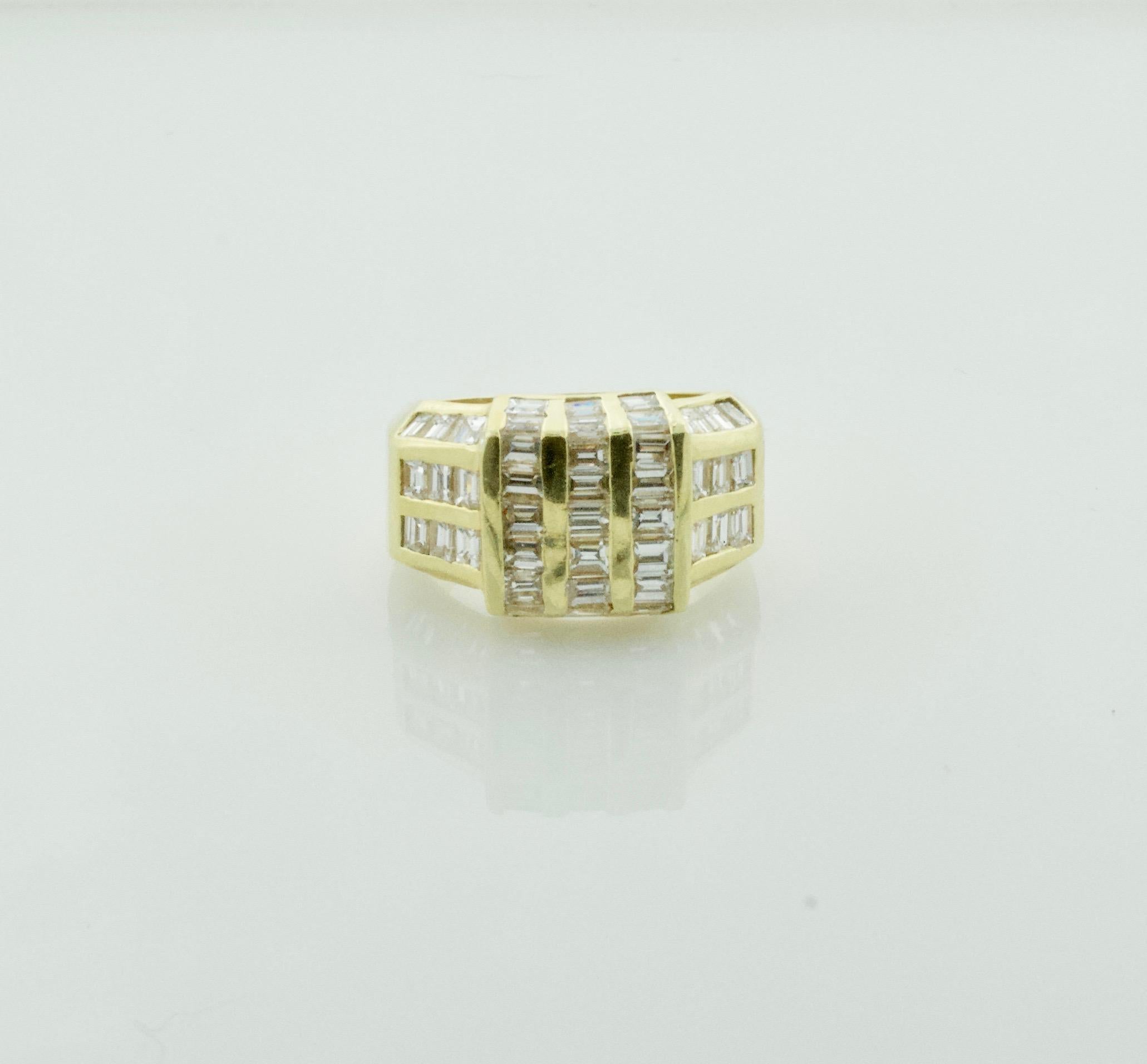 Blingy Diamant Ring in 18k Gelbgold 2,05 cts.

Es bedeutet nichts, wenn du nicht diesen Klunker hast

Einundfünfzig Baguette-Diamanten mit einem Gewicht von etwa 2,05 Karat   