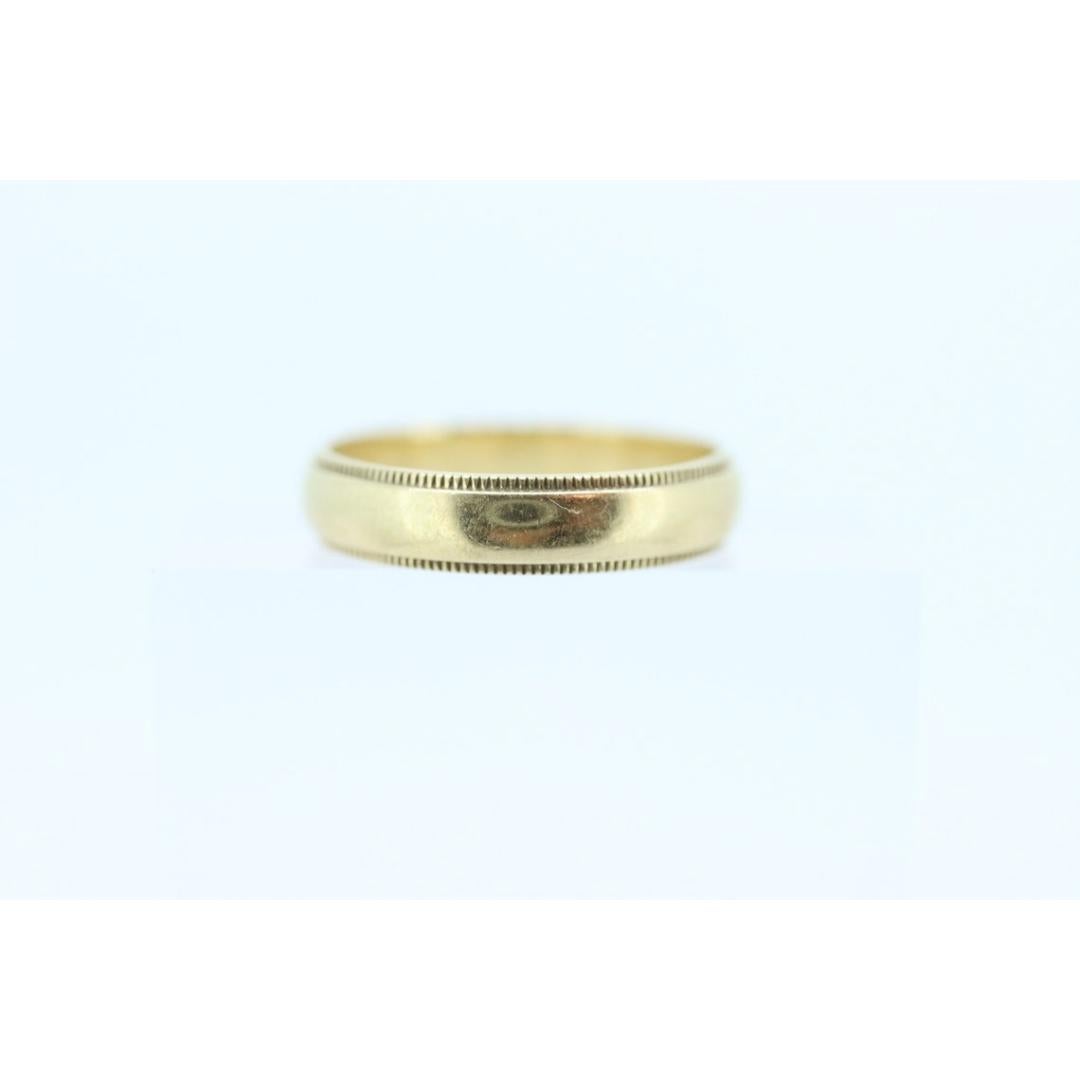 Vintage By aus den 1980er Jahren
MATERIALIEN: Gold
Bandfarbe: Gelb
Einstellbar

Stil: Art deco

Hochwertiges Band. 14k Gelbgold. Sehr angenehm zu tragen. Gekörnte Einfassung.

Hergestellt von BLISS Bros

Zustand: weist kleine Kratzer auf. Keine