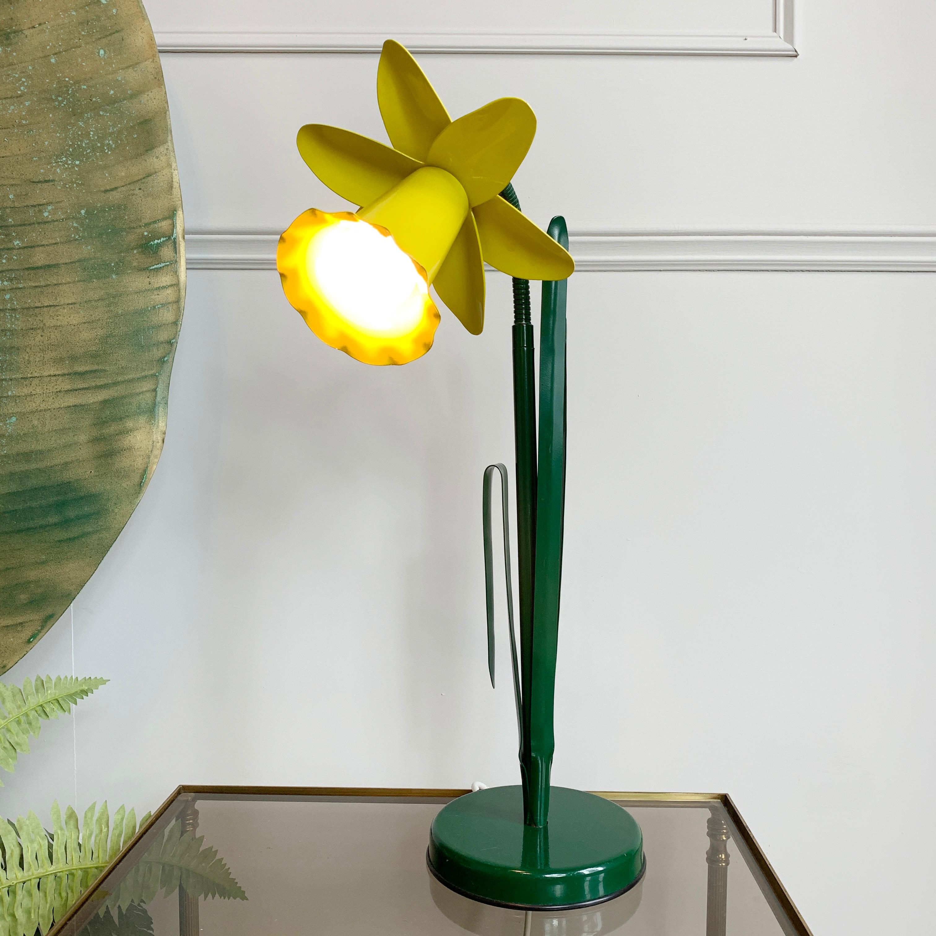 'Bliss' designer daffodil table lamp
Yellow metal daffodil shaped lamp, designed in the UK by bliss in the 1980's
this example is in fantastic condition
52cm height (as shown in photograph) 68cm height with flower head pointing straight up, 16cm