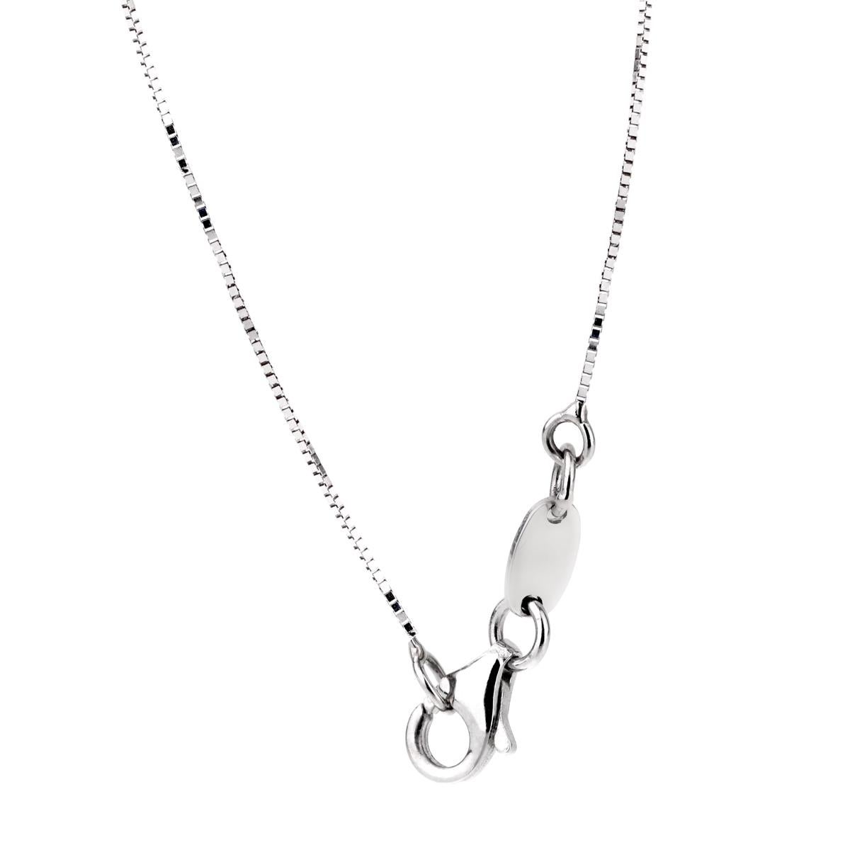 Una favolosa collana Bliss di Damiani con 3 sezioni che si uniscono per formare A un cuore tempestato di diamanti realizzato in oro bianco 18 carati. Il ciondolo è sospeso da una collana a scatola da 18k che misura 16