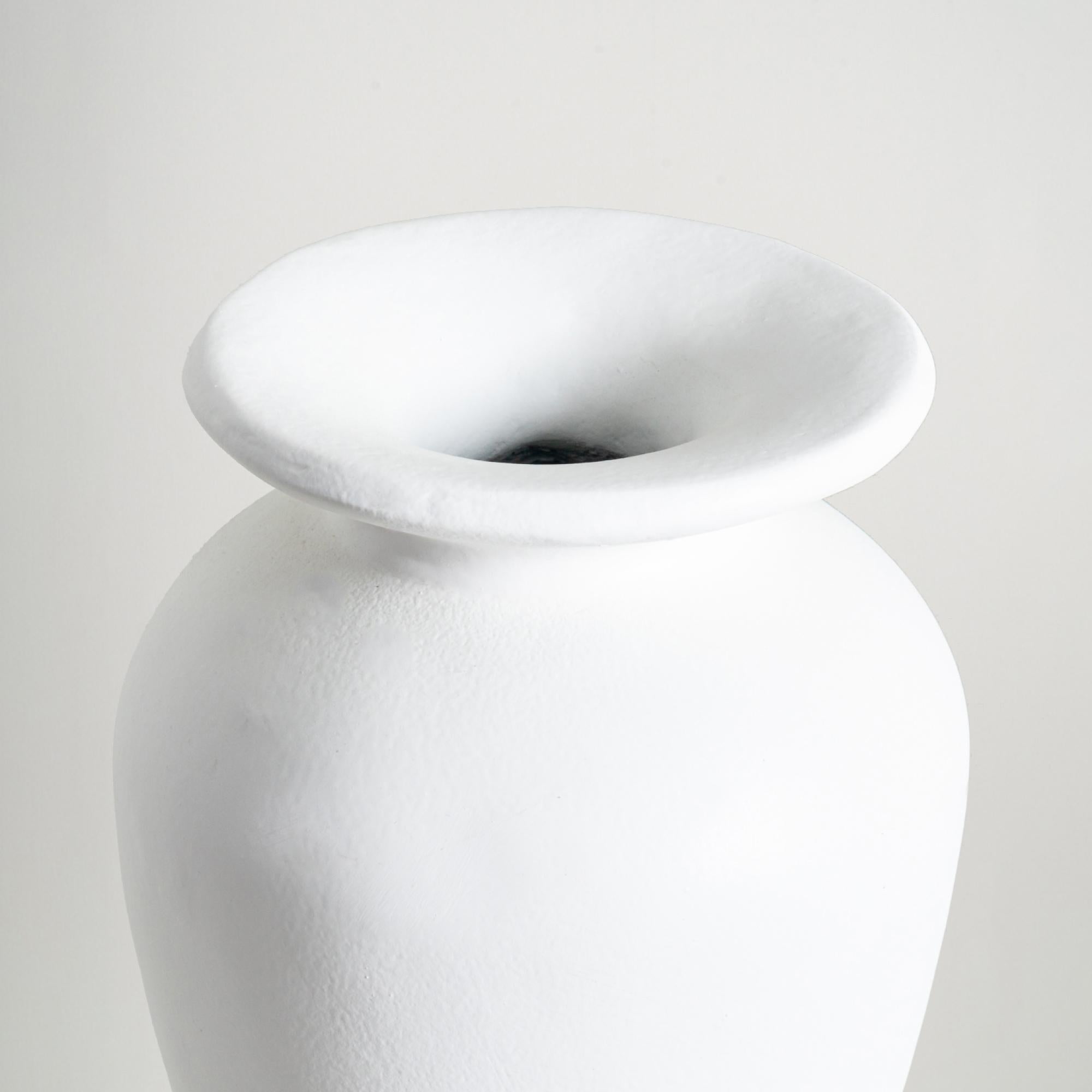 Una forma unica e organica, caratterizzata da una splendida texture realizzata a mano che dona un tocco di eleganza a qualsiasi spazio. Ogni pezzo è opera di un singolo artigiano, che lo rende unico nel suo genere. Le curve che catturano la luce