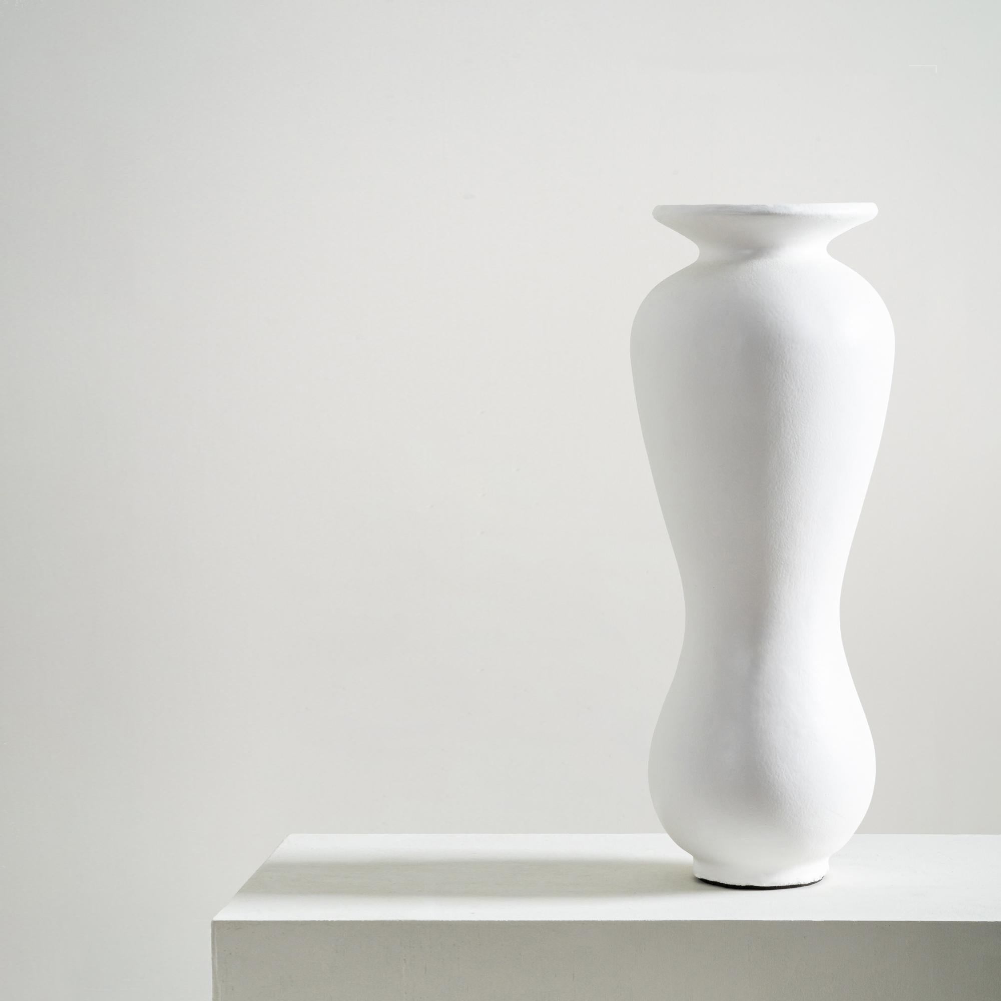 Fatto a mano Vaso scultura Bliss, forma organica fatta a mano in bianco in vendita
