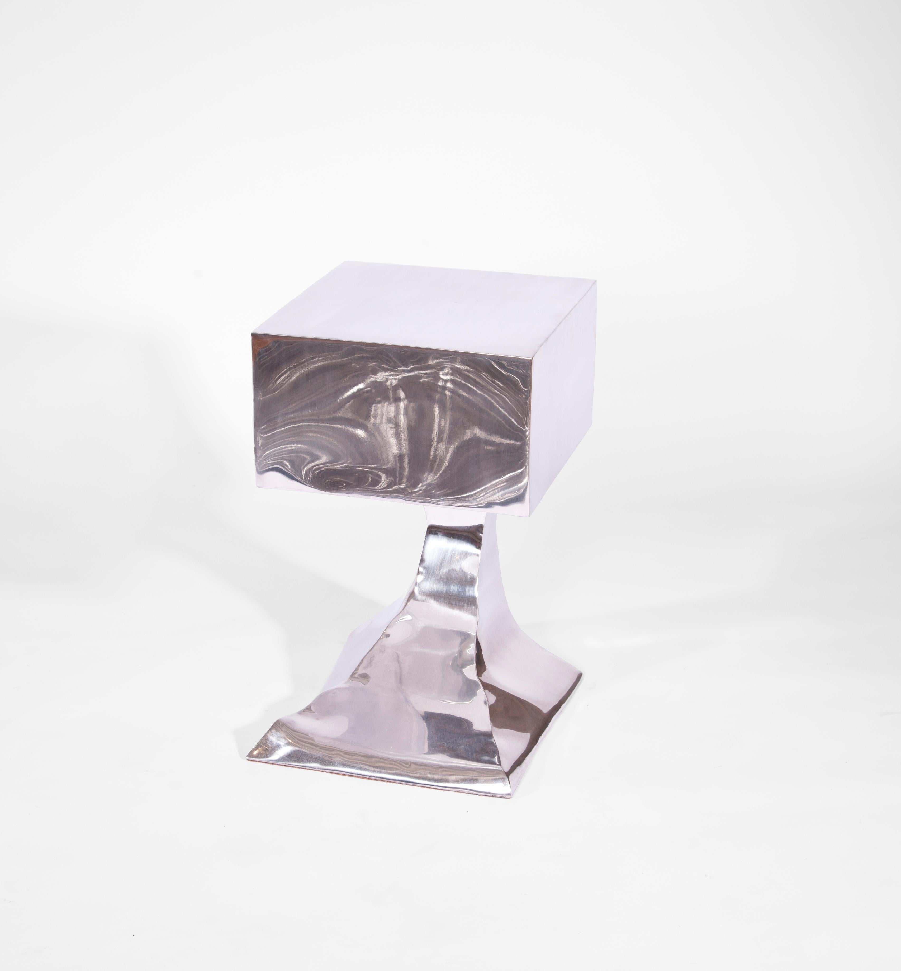 Table d'appoint Bliss de Gentner Design
Dimensions : D 35,5 x L 35,5 x H 58,5 cm
MATERIAL : acier inoxydable poli.

La table en acier inoxydable reflète ces aperçus toujours si fugaces de merveilles qui semblent visiter nos vies de façon inattendue.