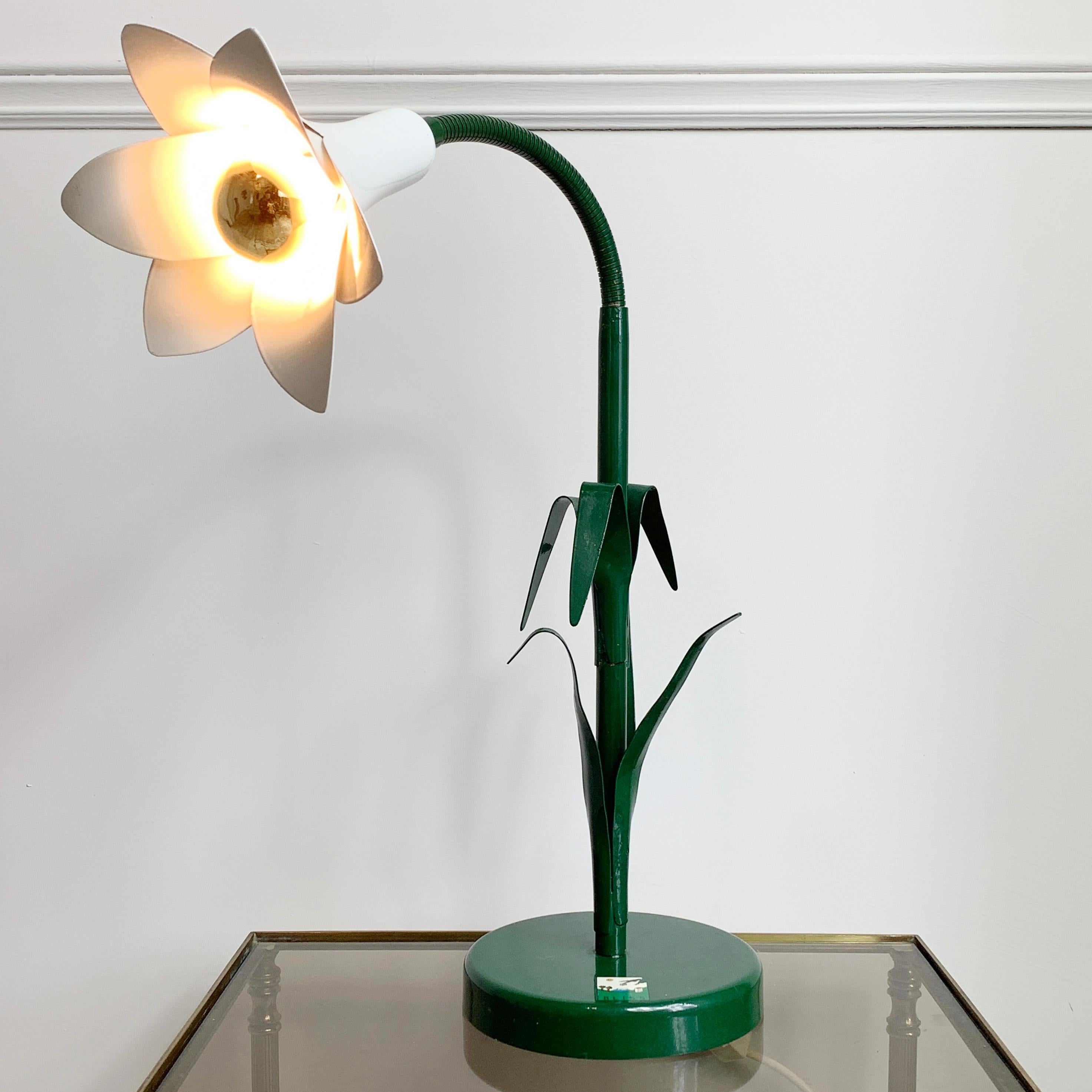 'Bliss' designer white lily table lamp
metal tulip shaped lamp, designed in the UK by bliss in the 1980's
this example is in fantastic condition
53cm height (as shown in photograph) 67cm height with tulip head pointing straight up, 15cm width of
