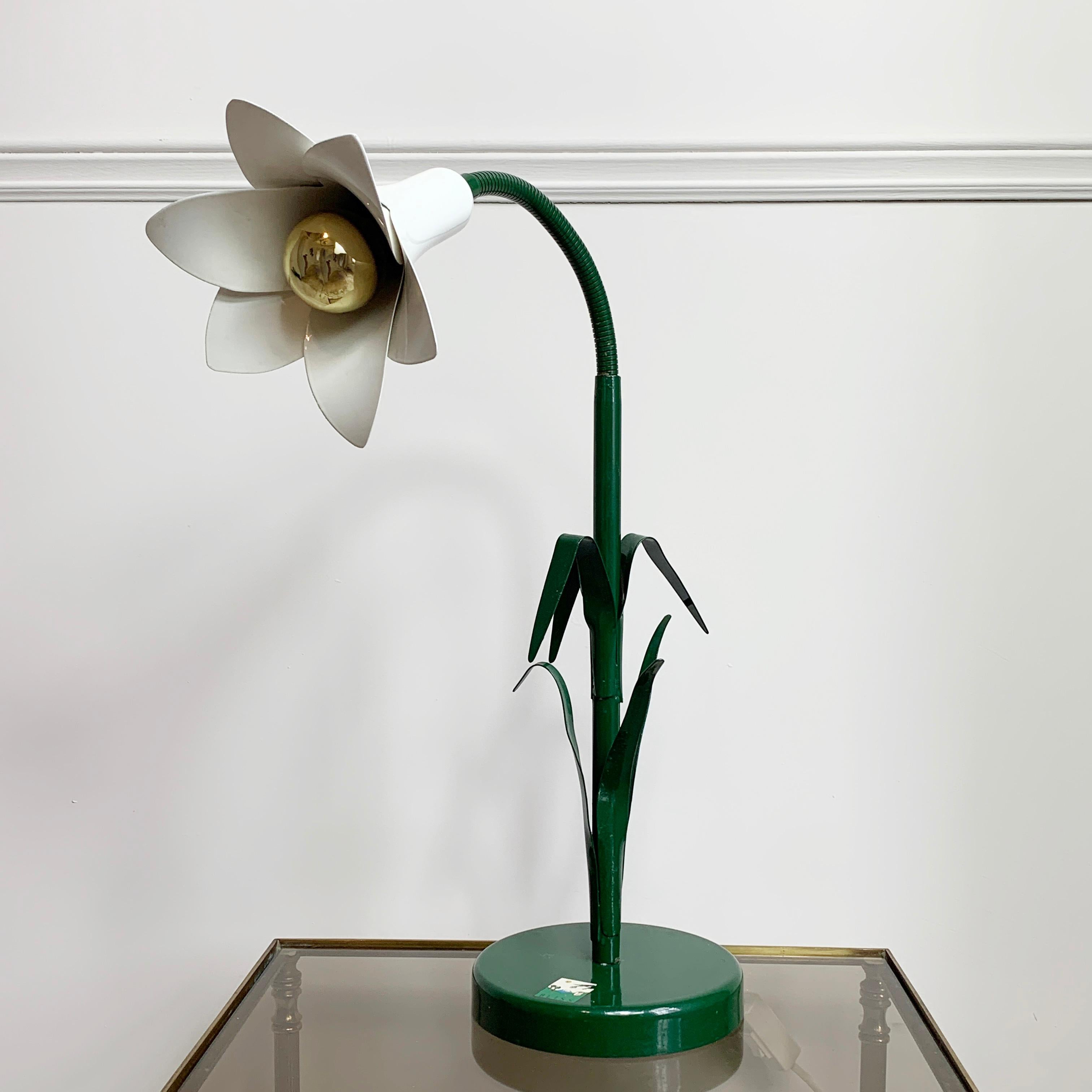 Bliss White Lily Table Lamp, 1980’S In Good Condition In Hastings, GB