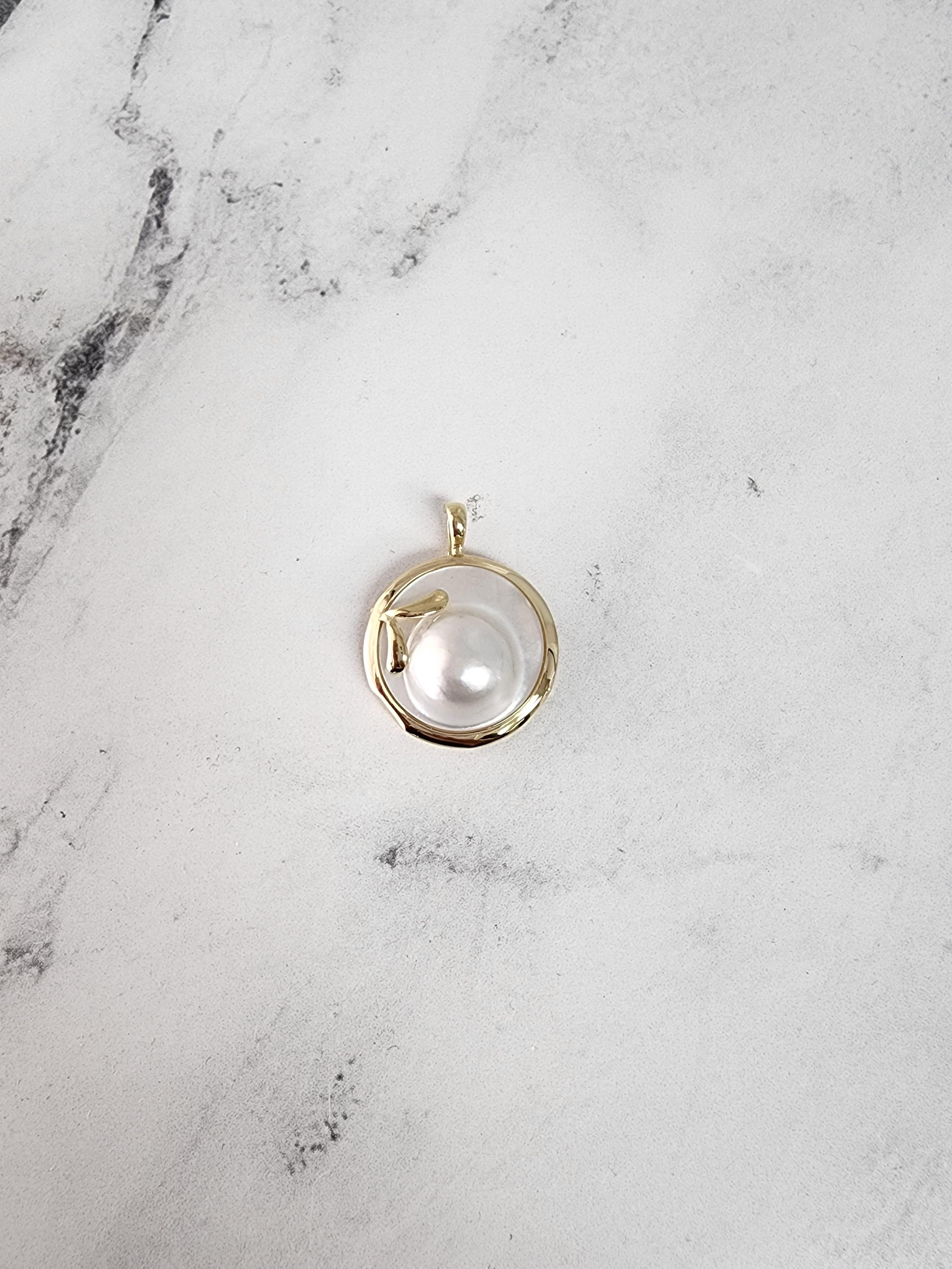 Blister Pearl Disc Necklace with Polished Bezel In New Condition For Sale In Sugar Land, TX