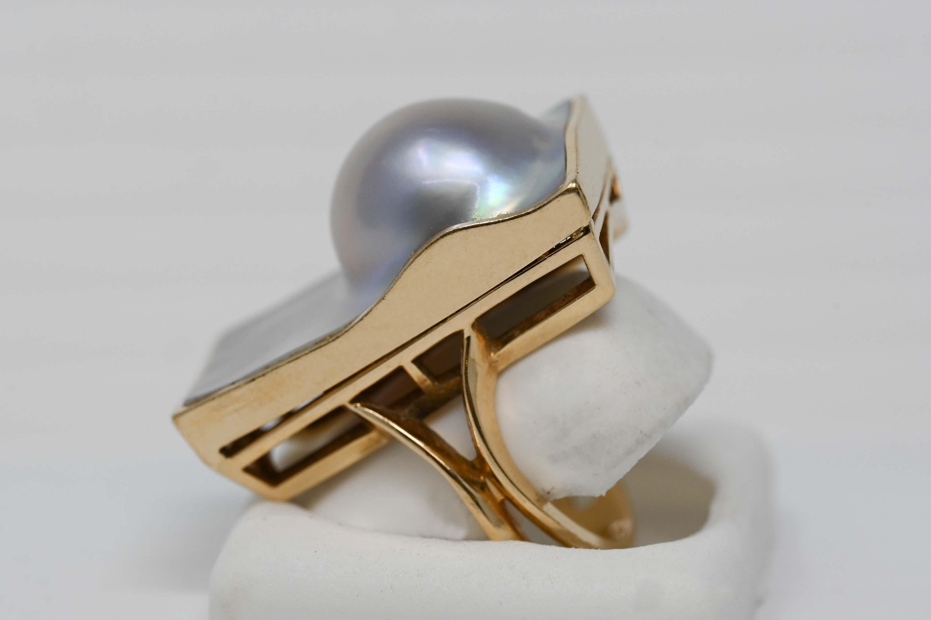 14k vintage ring with blister rectangular pearl size 7 1/2 resizable. The pearl measures 32 x 17 mm, stamped 14k maker C.S.C., 17.7 grams. In good condition.
