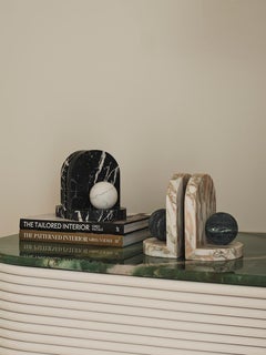 Blitz Sujetalibros de Mármol Verde y Rosa Por Greg Natale