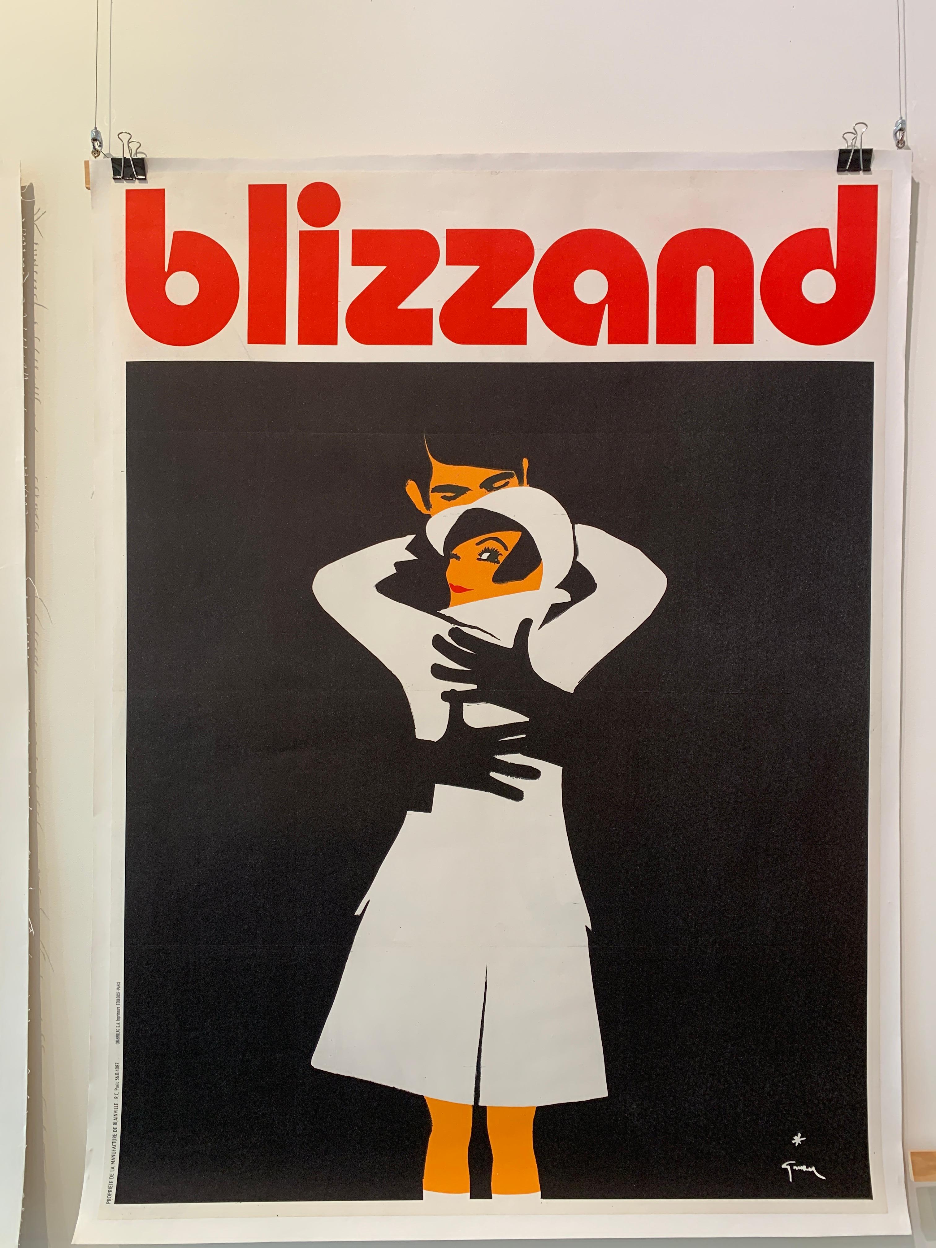 Rarissime affiche de René Gruau pour les imperméables 'Blizzand', cet élégant dessin de l'illustrateur italien incarne la sophistication que la marque s'efforçait de promouvoir. Le mystérieux homme en noir et le clin d'œil effronté suggèrent une