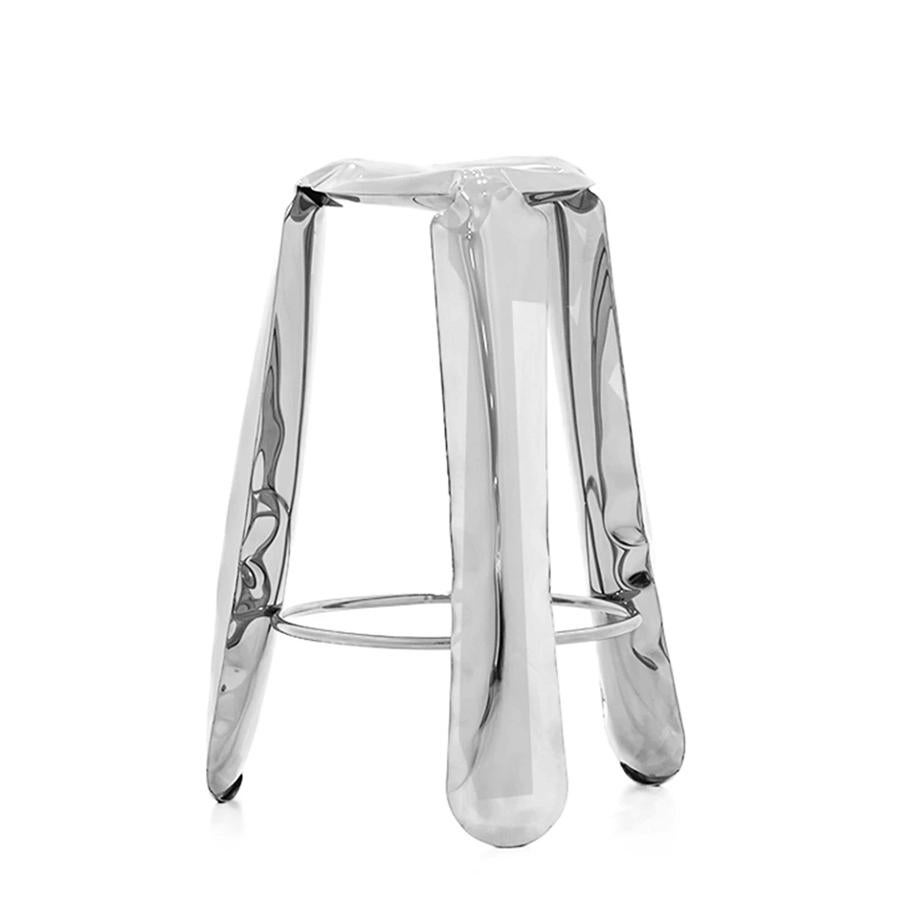Bar stool bloat made in polished stainless steel,
using bending properties of steel sheets. With
circular footrest.