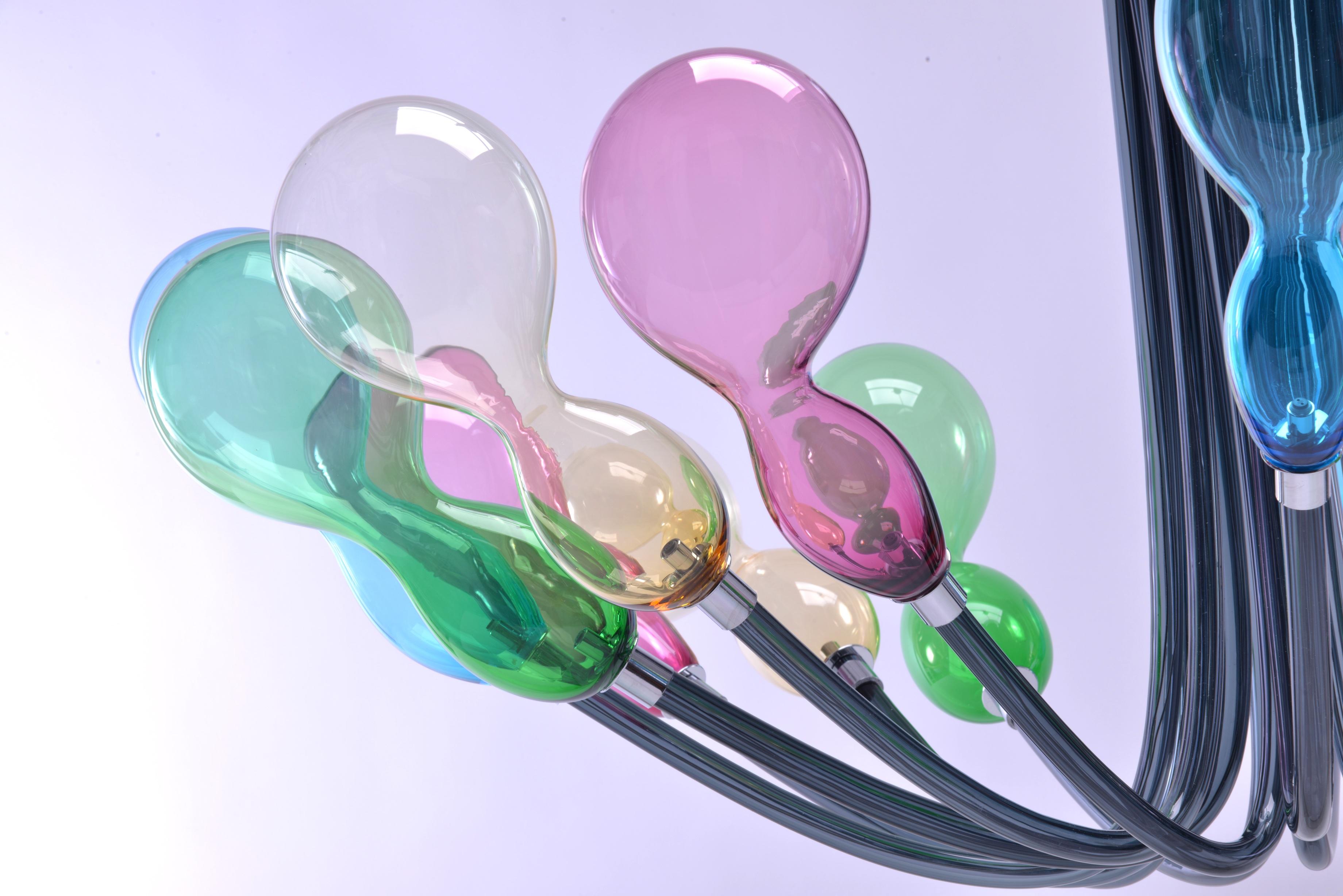 21. Jahrhundert Karim Rashid Kronleuchter Blob 12-Licht Muranoglas verschiedenen Farben.
Die Beleuchtungselemente von Blob scheinen wie Lichtballons in der Luft zu schweben, ein frischer Look für diesen Kronleuchter der neuen Generation, der von