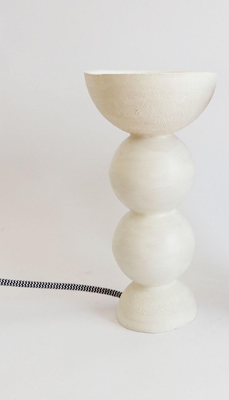 Lampe de table Blob d'Ira Kutateladze
Unique en son genre.
Dimensions : L 14 x H 30 cm : L 14 x H 30 cm.
Matériaux : Argile.

Chaque pièce est unique, grâce au processus de construction à la main. Différentes variations de couleurs disponibles :