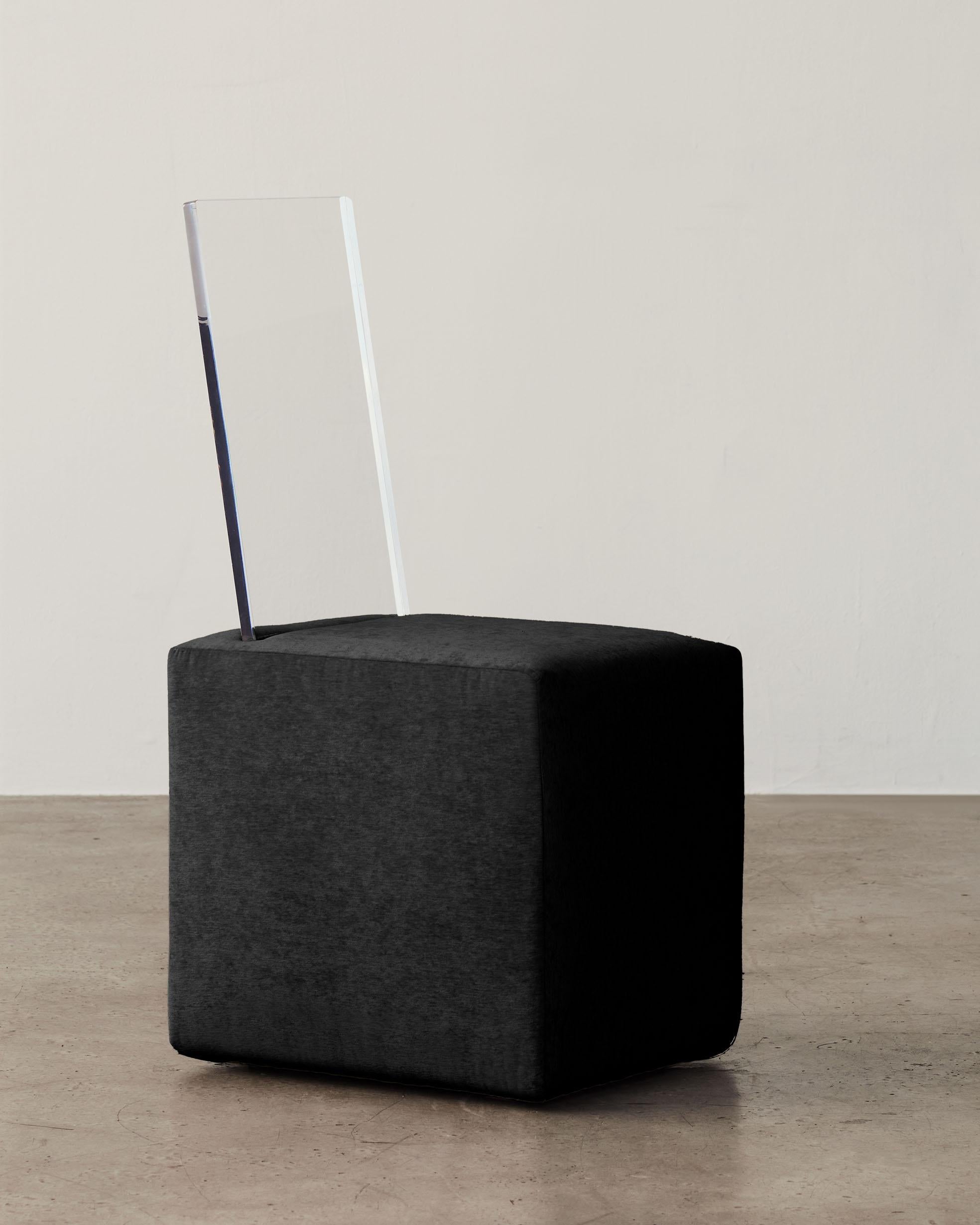 Vu dans : Sight Unseen, Interior Design Magazine, Surface Magazine

BLOC Cube Chair fait partie d'une collection de cinq pièces de mobilier sculptural rembourré et en matériaux mixtes. La Collection S'inspire de formes géométriques familières