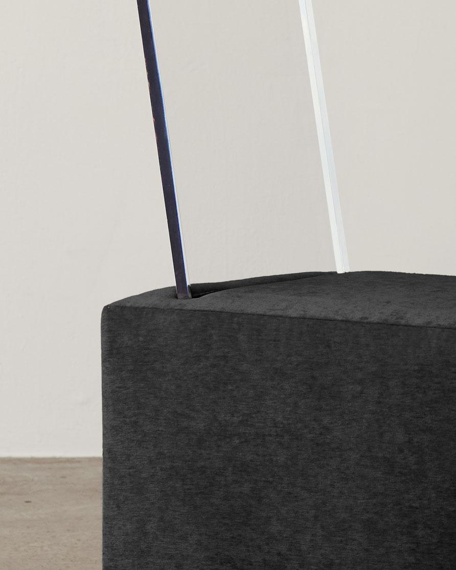 Moderne BLOC Cube Chaise en lucite tapissée en noir anthracite par Caroline Chao en vente