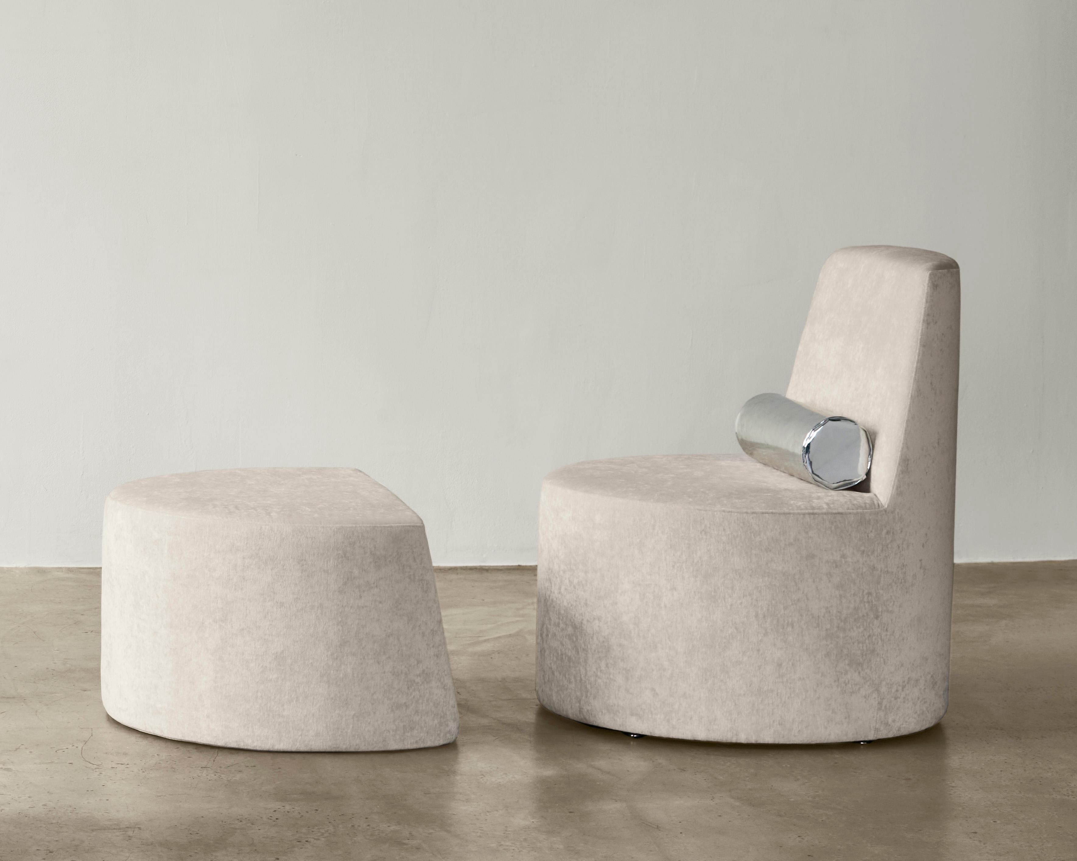 Vu dans : Sight Unseen, Interior Design Magazine, Surface Magazine

L'ensemble BLOC Cylinder Lounge Chair & Ottoman fait partie d'une collection de cinq pièces de mobilier sculptural rembourré et en matériaux mixtes. La Collection S'inspire de