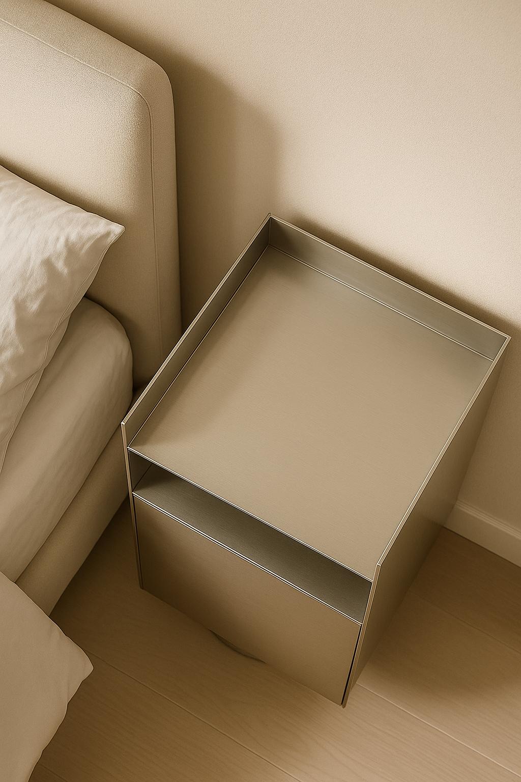 Bloc Nachttisch, handgefertigtes Metall, minimalistischer und moderner Look in Aluminium (Moderne) im Angebot