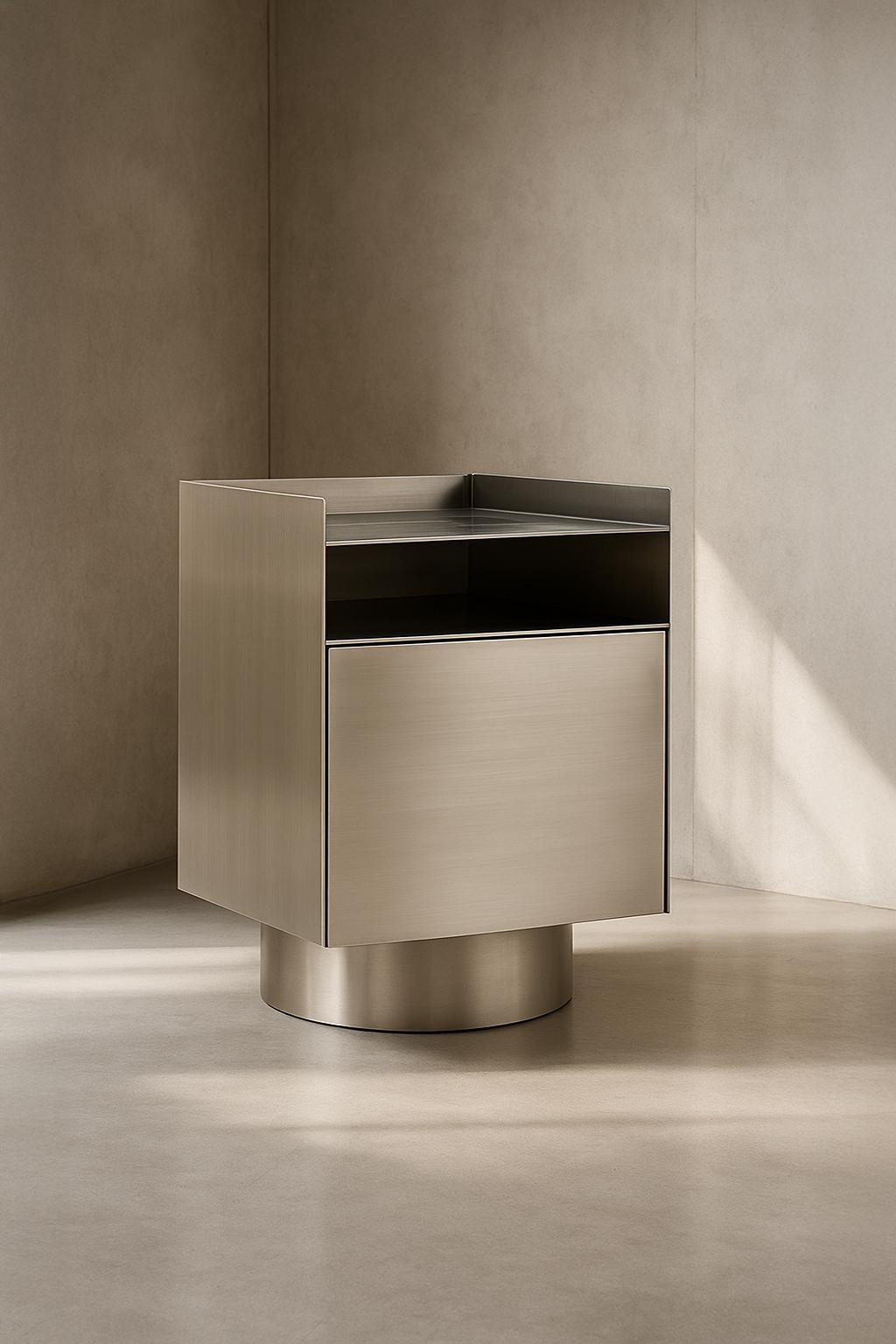 Bloc Nachttisch, handgefertigtes Metall, minimalistischer und moderner Look in Aluminium (Türkisch) im Angebot