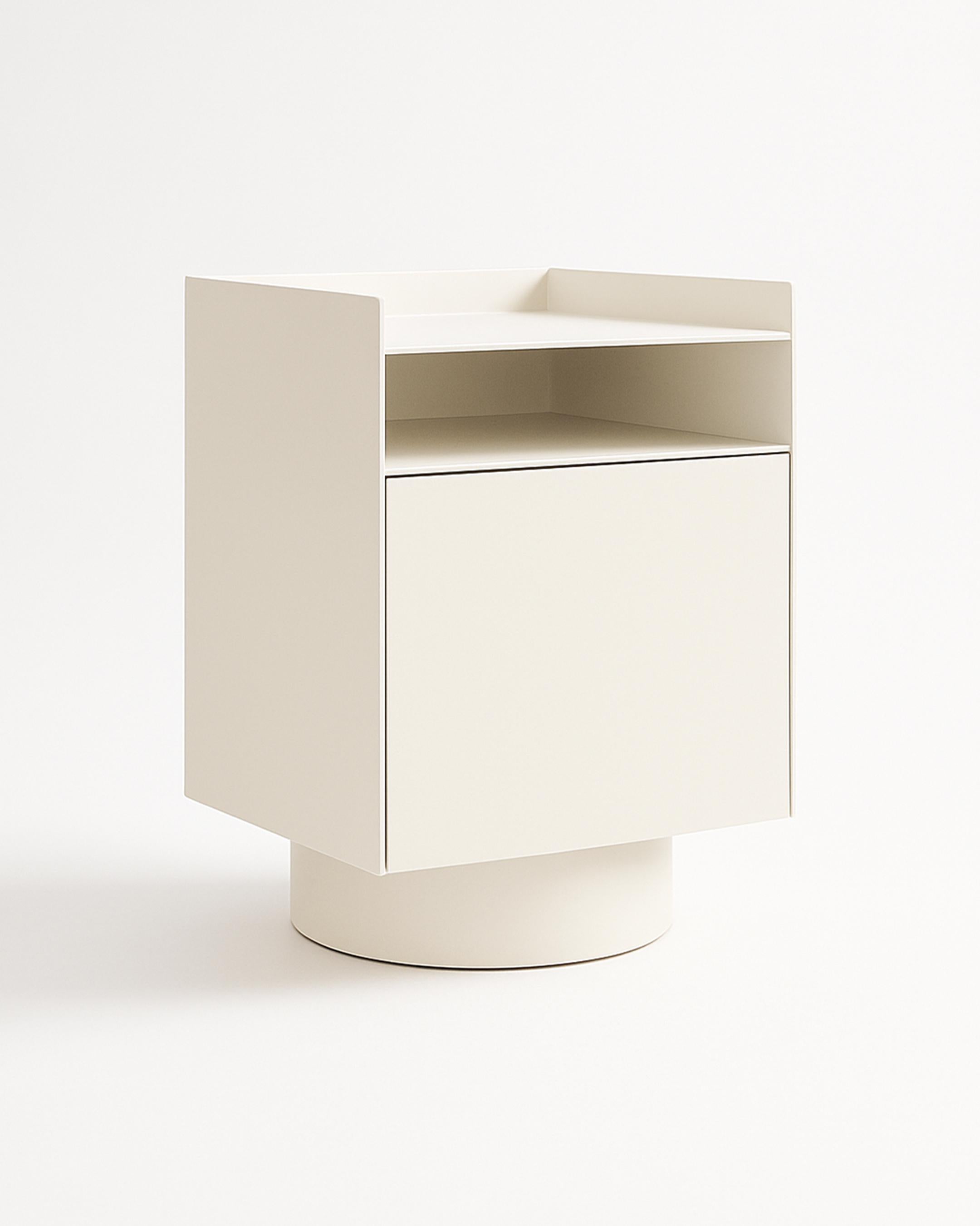 Bloc è un comodino moderno definito da linee decise e semplicità architettonica. Elevata su una base cilindrica, la sua forma sembra al tempo stesso solida e visivamente equilibrata.

Un ripiano superiore aperto permette di tenere a portata di mano