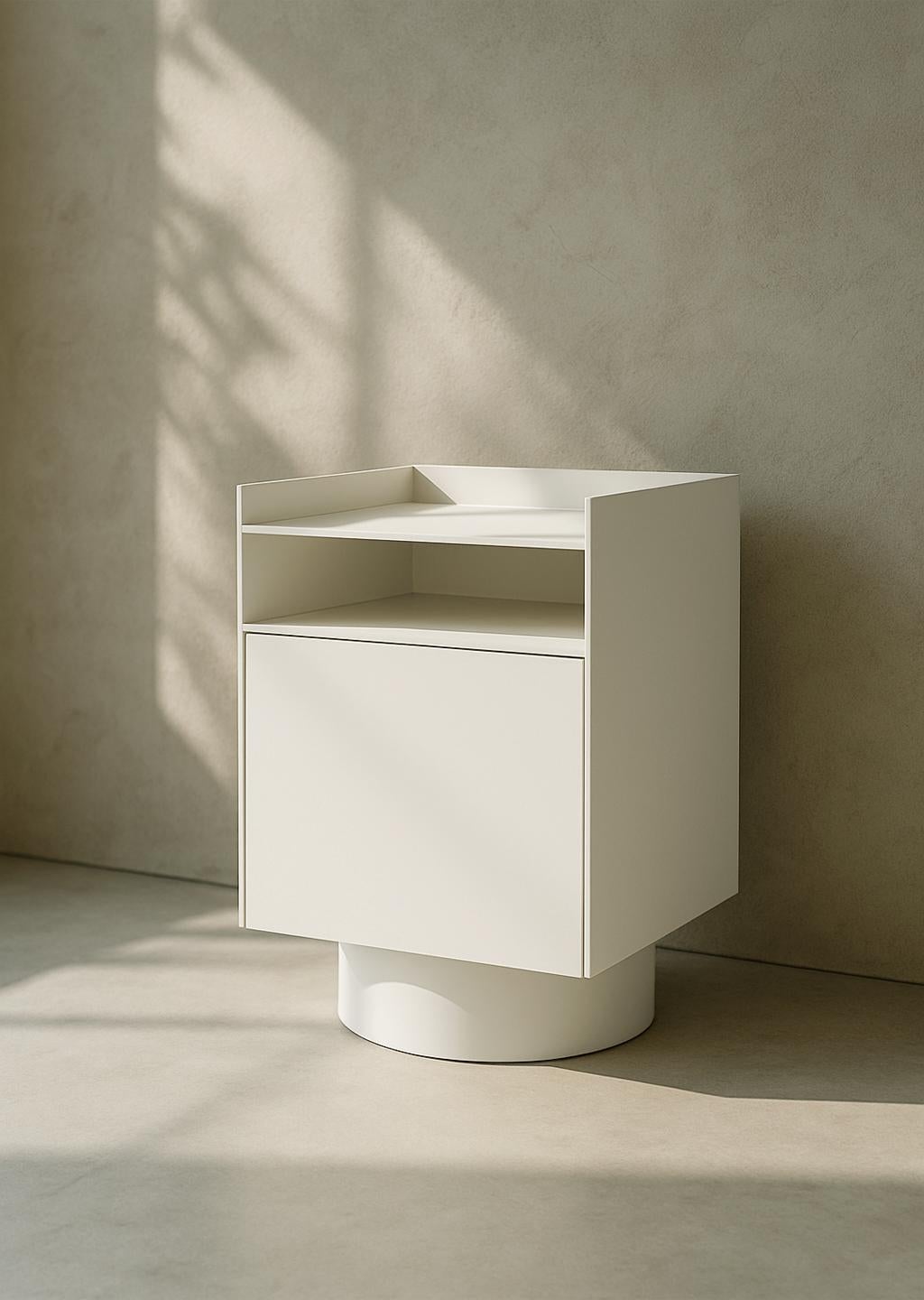 Turco Comodino Bloc, in metallo lavorato a mano, dal look minimalista e moderno in colore bianco sporco in vendita