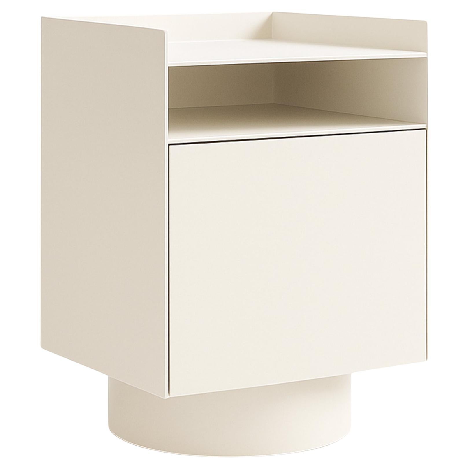 Comodino Bloc, in metallo lavorato a mano, dal look minimalista e moderno in colore bianco sporco in vendita