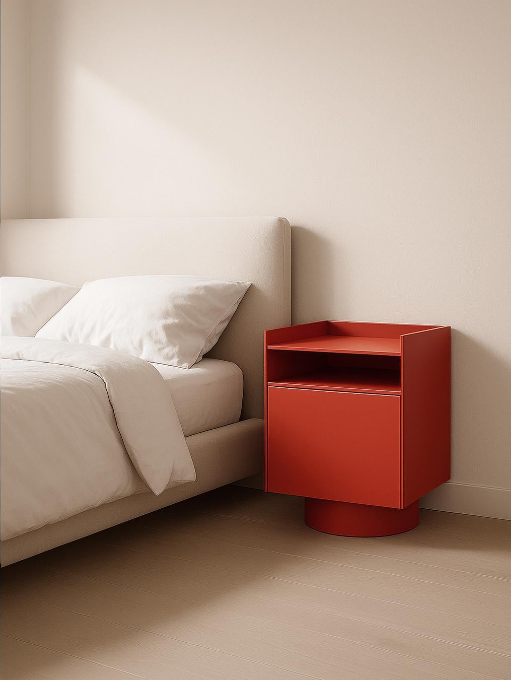 Moderno Comodino Bloc, metallo lavorato a mano, look minimalista e moderno in rosso in vendita