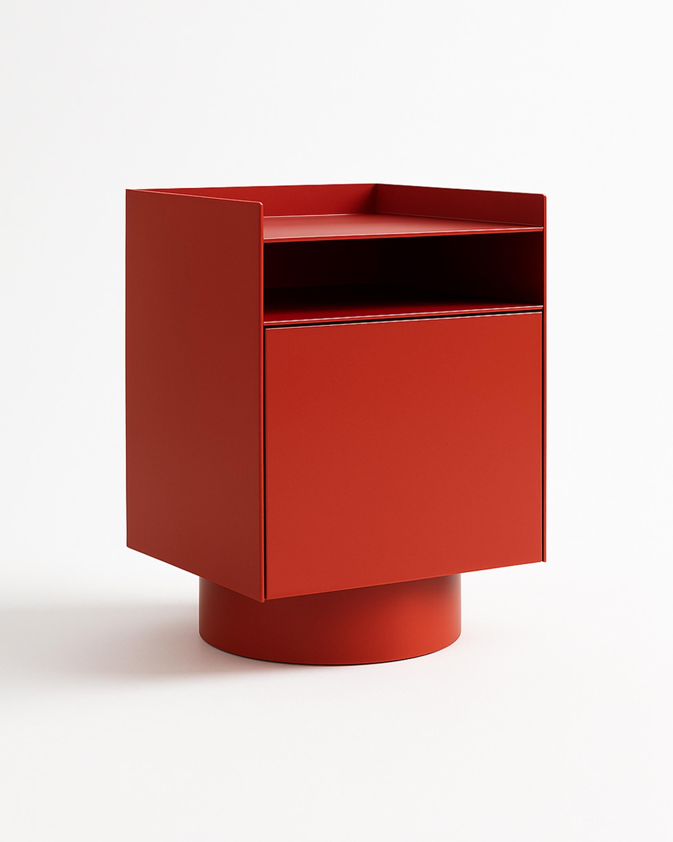 Turco Comodino Bloc, metallo lavorato a mano, look minimalista e moderno in rosso in vendita