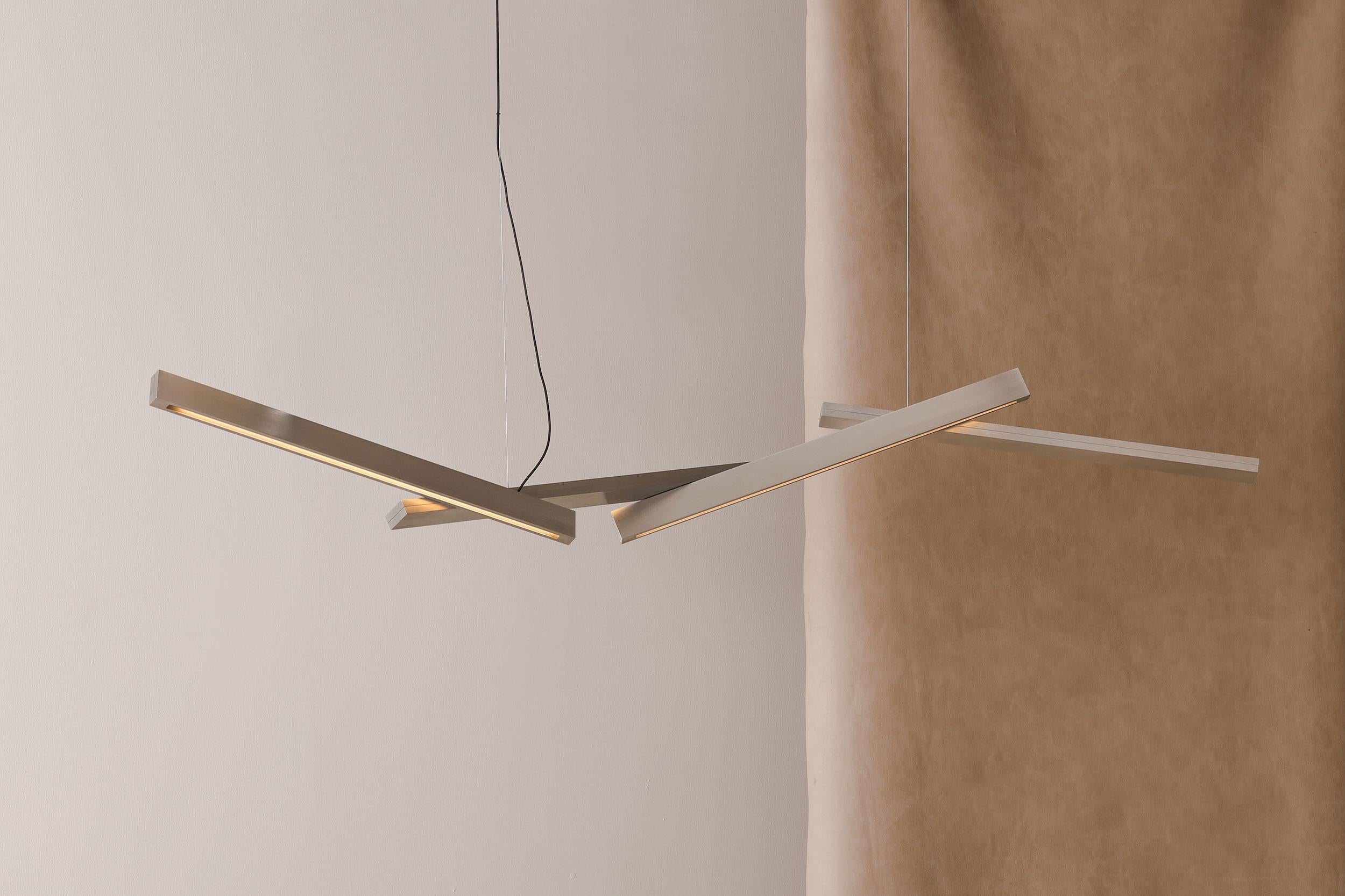 Con formas limpias que se entrecruzan y un acabado de metal cepillado, el Colgante Bloc ofrece una refinada presencia arquitectónica. El colgante está fabricado con bloques de latón o aluminio mecanizados con precisión. Su potente LED proyecta una