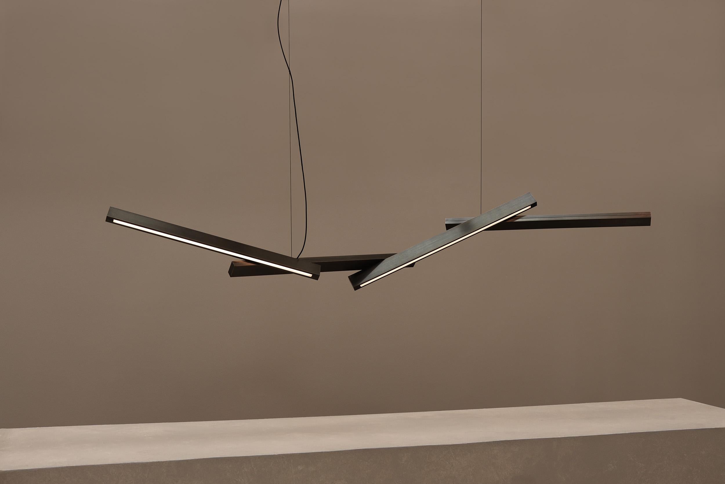 Con formas limpias que se entrecruzan y un acabado de metal cepillado, el Colgante Bloc ofrece una refinada presencia arquitectónica. El colgante está fabricado con bloques de latón o aluminio mecanizados con precisión. Su potente LED proyecta una