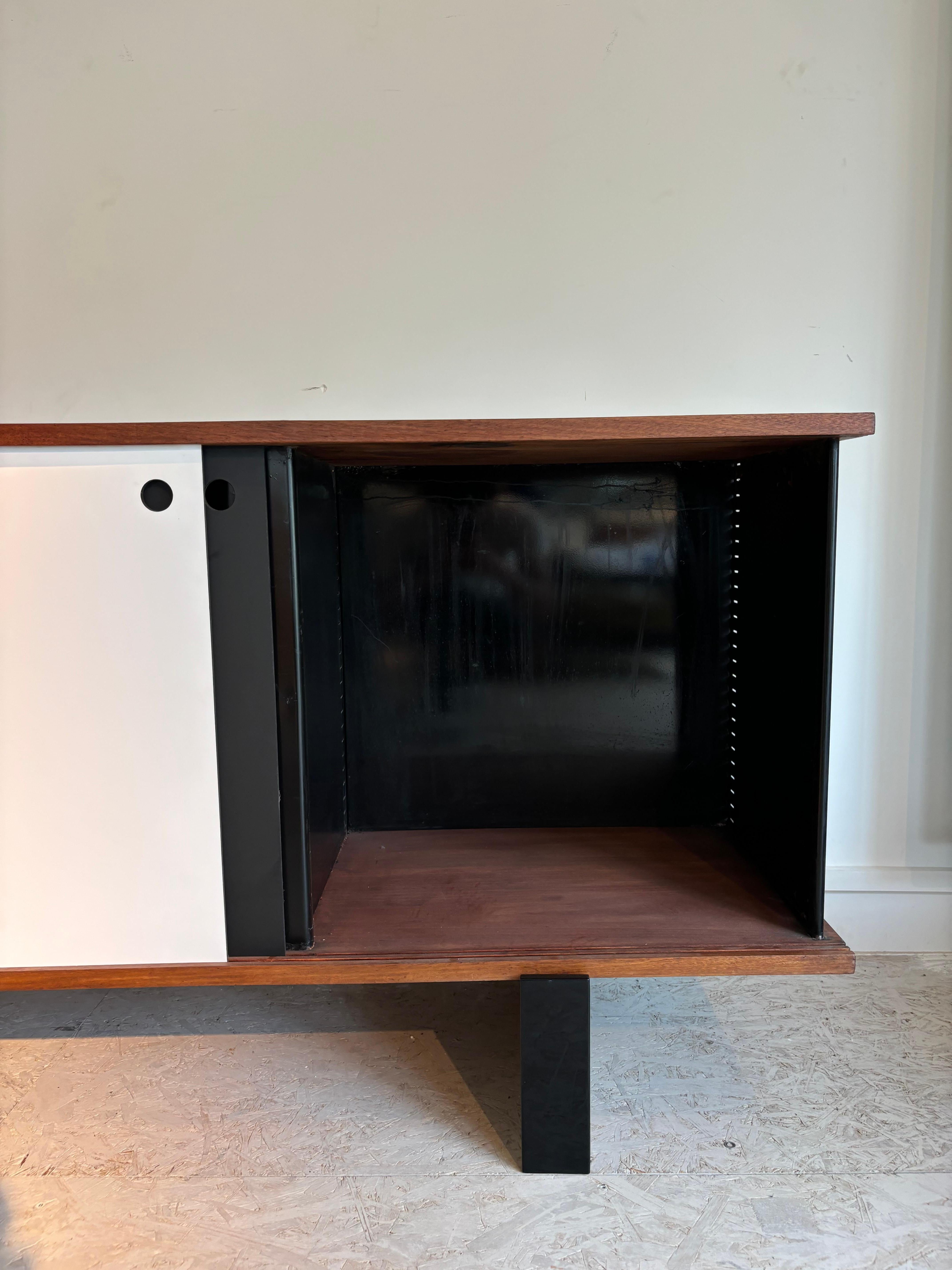 Acier Buffet Bloc de Charlotte Perriand en vente