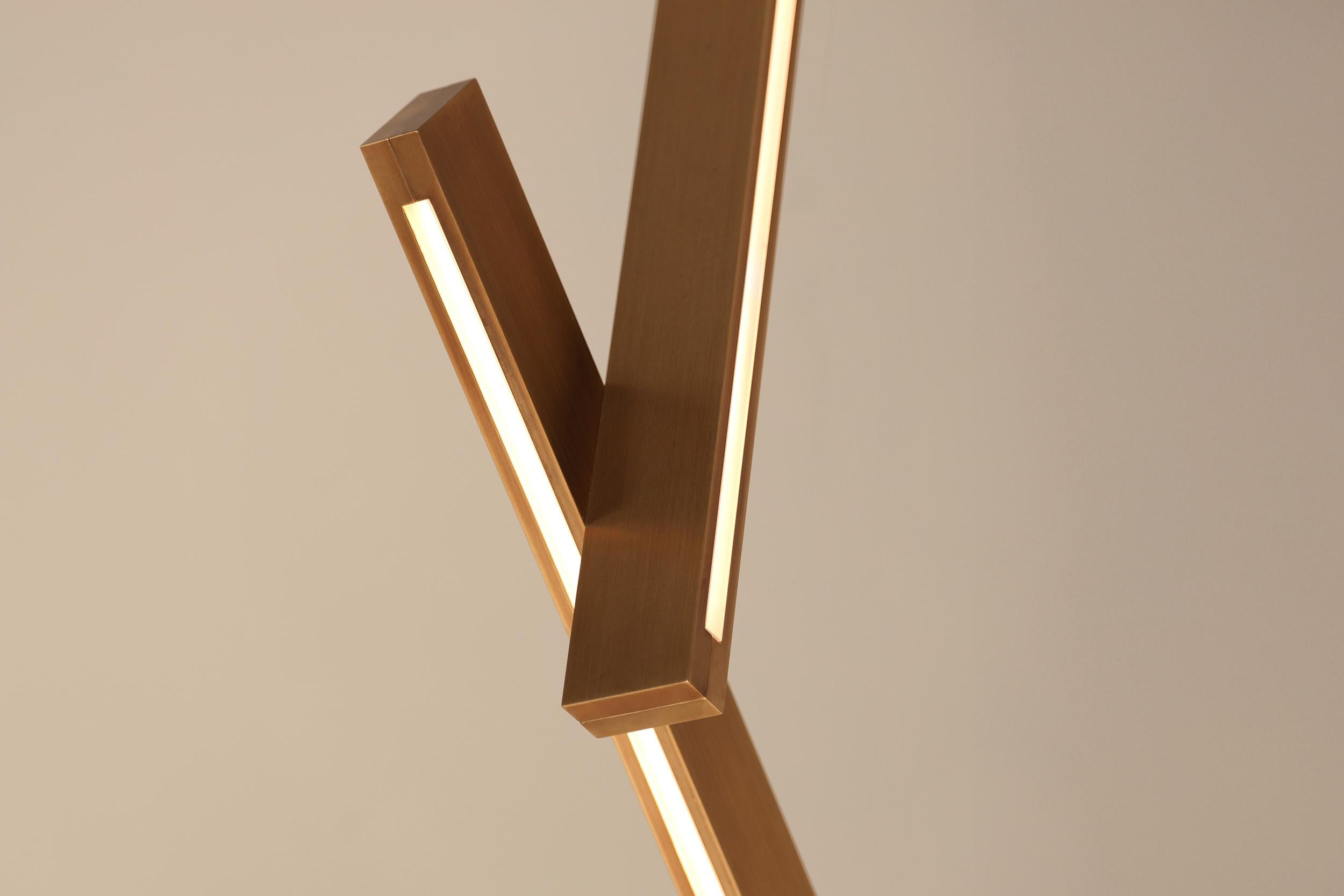 Fait main Bloc Vertical Pendant, luminaire LED sculptural brutaliste, laiton en vente