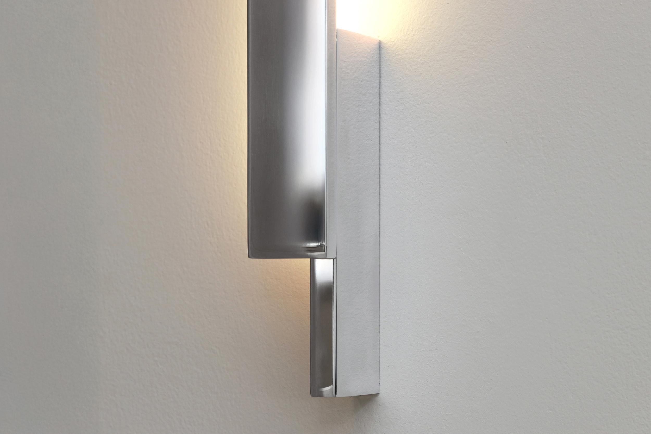 Aplique de pared Bloc , Aplique de luz LED Brutalista, Aluminio pulido espejo en venta 4